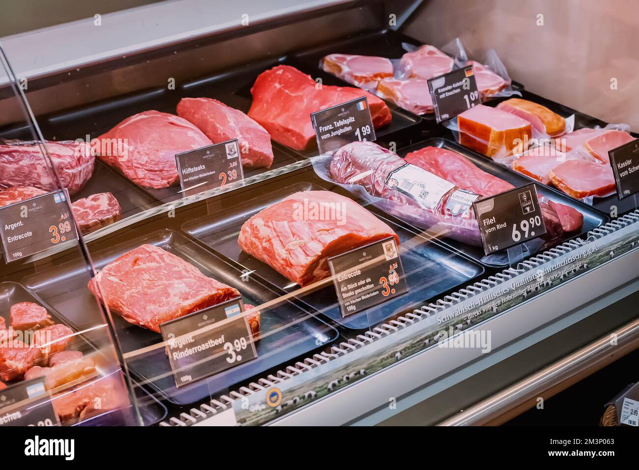 29. Juli 2022, Köln, Deutschland: Metzgerausstellung im Supermarkt mit Fleischsortiment Stockfoto