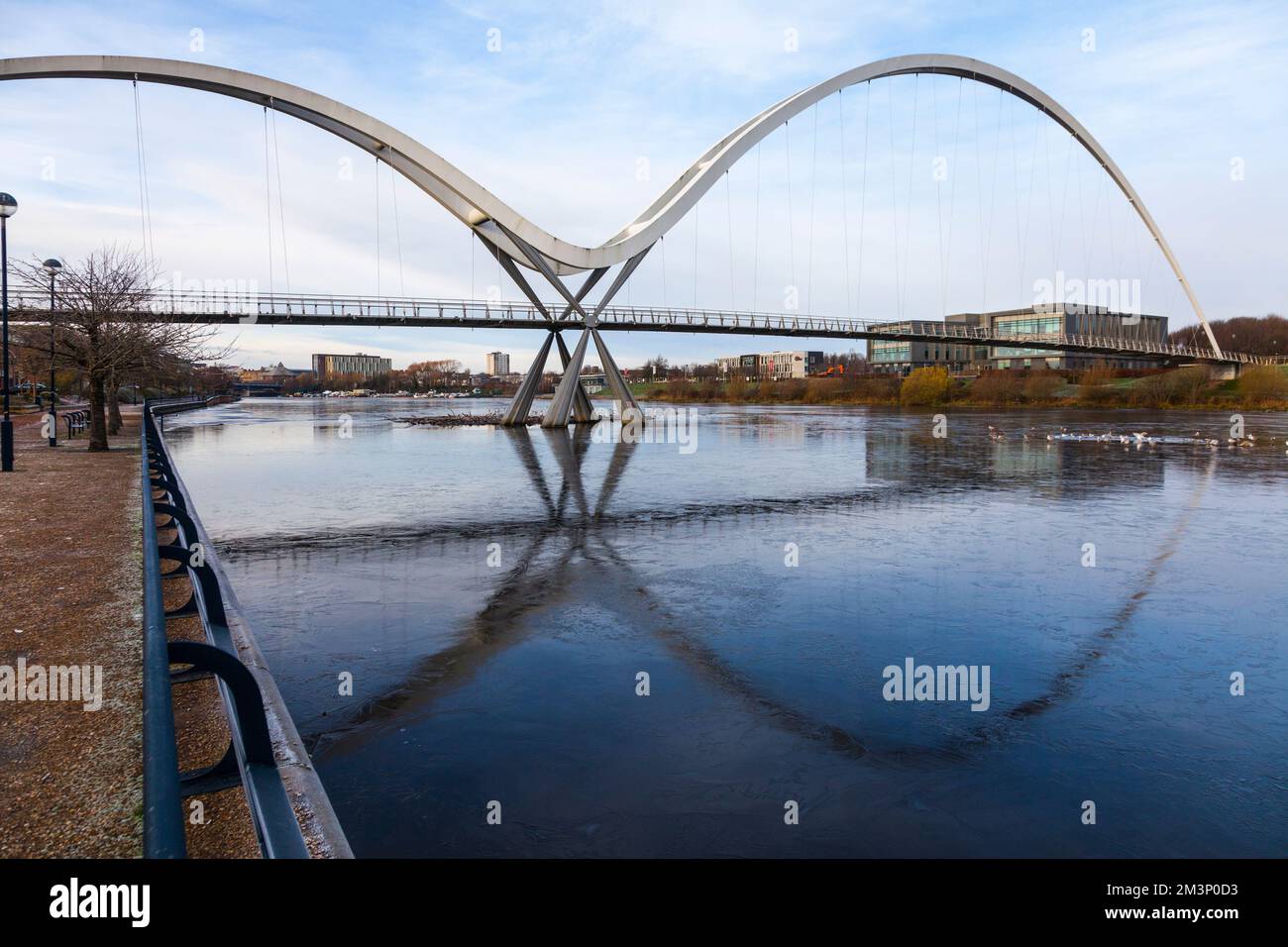 UK Weather.Stockton on T-Shirts, UK 16.. Dezember 2022. Das gefrorene Wasser des Flusses Tees an der Infinity Bridge. Kinder spielten trotz Warnungen nach der Solihull-Tragödie immer noch auf einem gefrorenen Teich in Darlington. David Dixon/Alamy Stockfoto