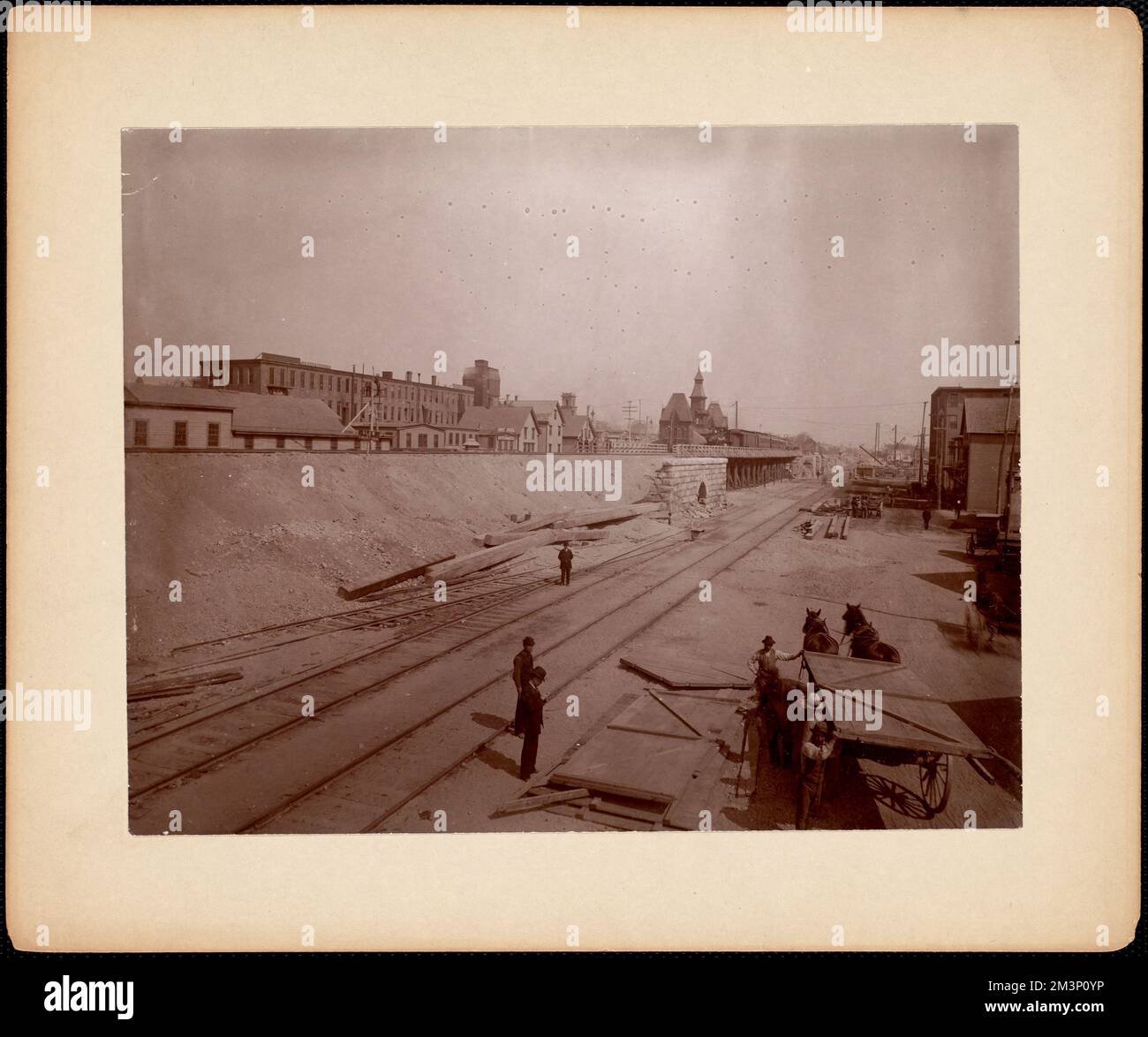Eisenbahnbau von der School Street , Eisenbahnbau und -Instandhaltung, Brockton Public Library Archival Collection Stockfoto