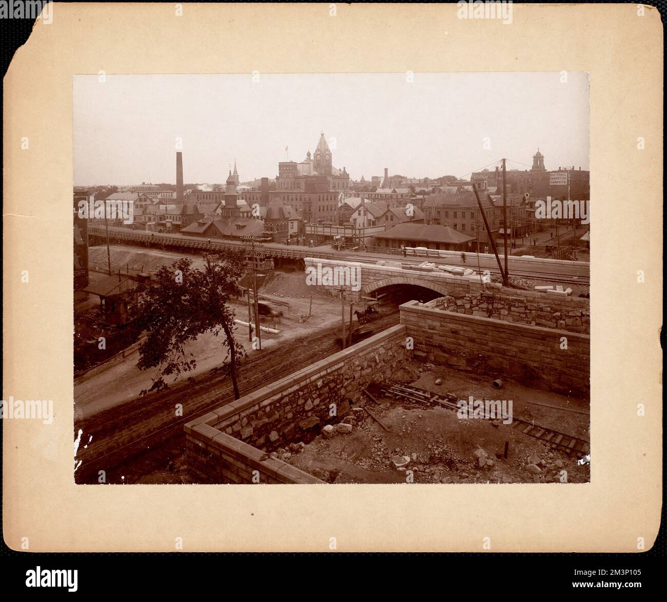 Eisenbahnbau von der Spitze des Handelshauses, Eisenbahnbau und -Instandhaltung, Brockton Public Library Archival Collection Stockfoto