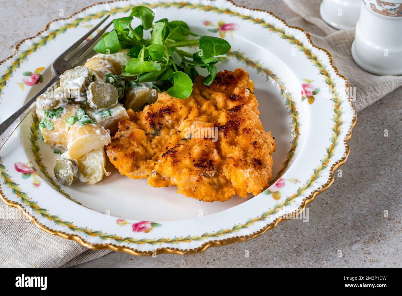 Zitronen- und Thymianschnitzel mit Kartoffelsalat Stockfoto