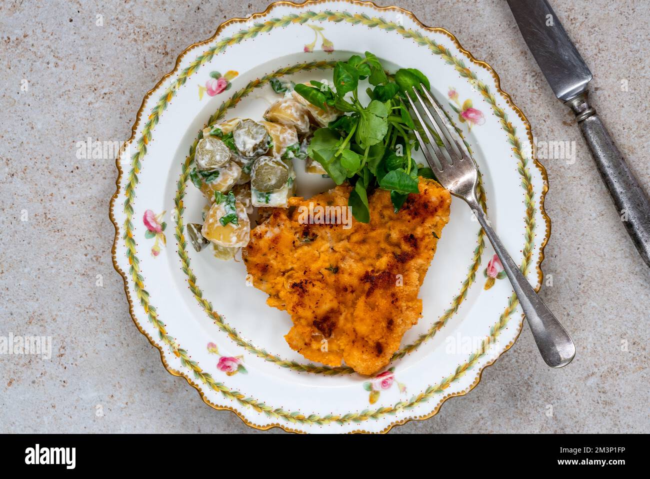 Zitronen- und Thymianschnitzel mit Kartoffelsalat Stockfoto