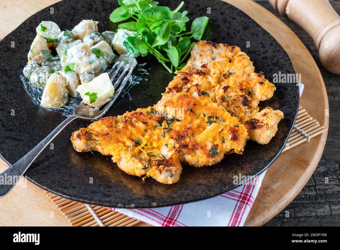 Zitronen- und Thymianschnitzel mit Kartoffelsalat Stockfoto