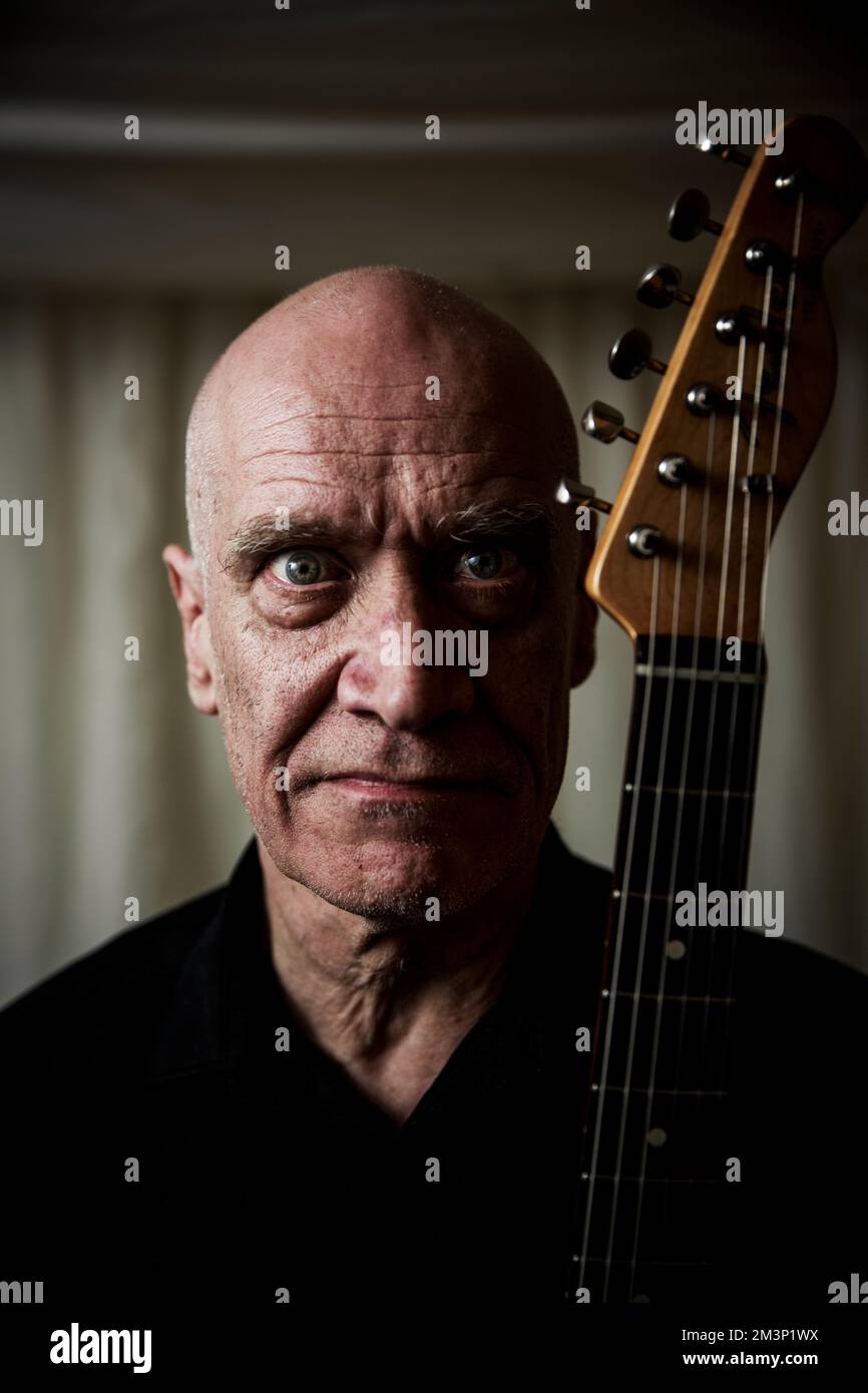 Wilko Johnson hinter der Bühne beim Rock Against Cancer Festival, Wiltshire. Stockfoto