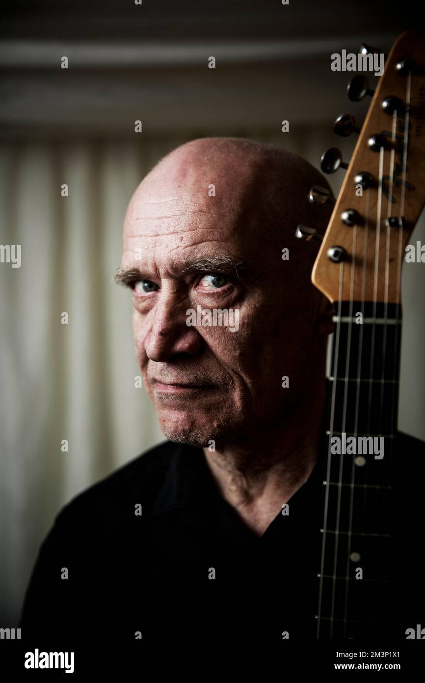 Wilko Johnson hinter der Bühne beim Rock Against Cancer Festival, Wiltshire. Stockfoto