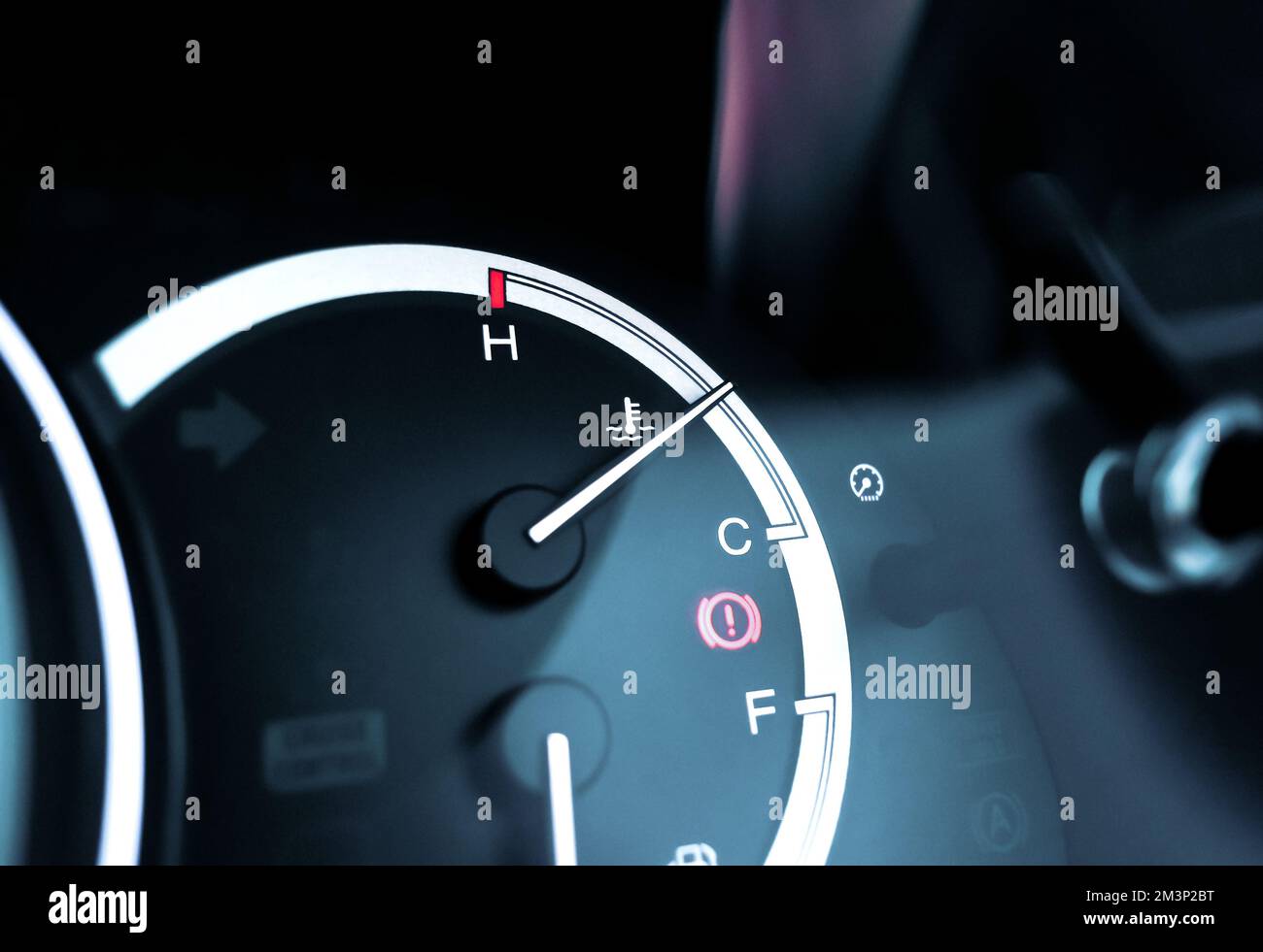 Anzeige der Temperaturanzeige auf der Instrumententafel des Fahrzeugs und Warnlampe leuchten auf, Konzept für Fahrzeugteile Stockfoto
