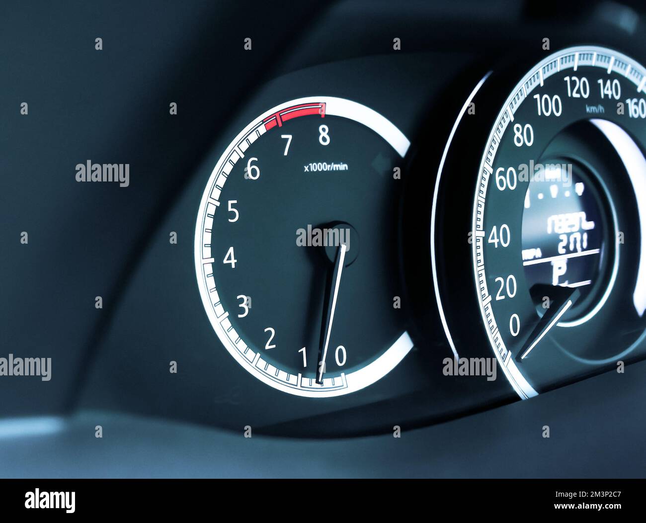 Tachometeranzeige auf der Instrumententafel, Fahrzeugbauteil Konzept Stockfoto