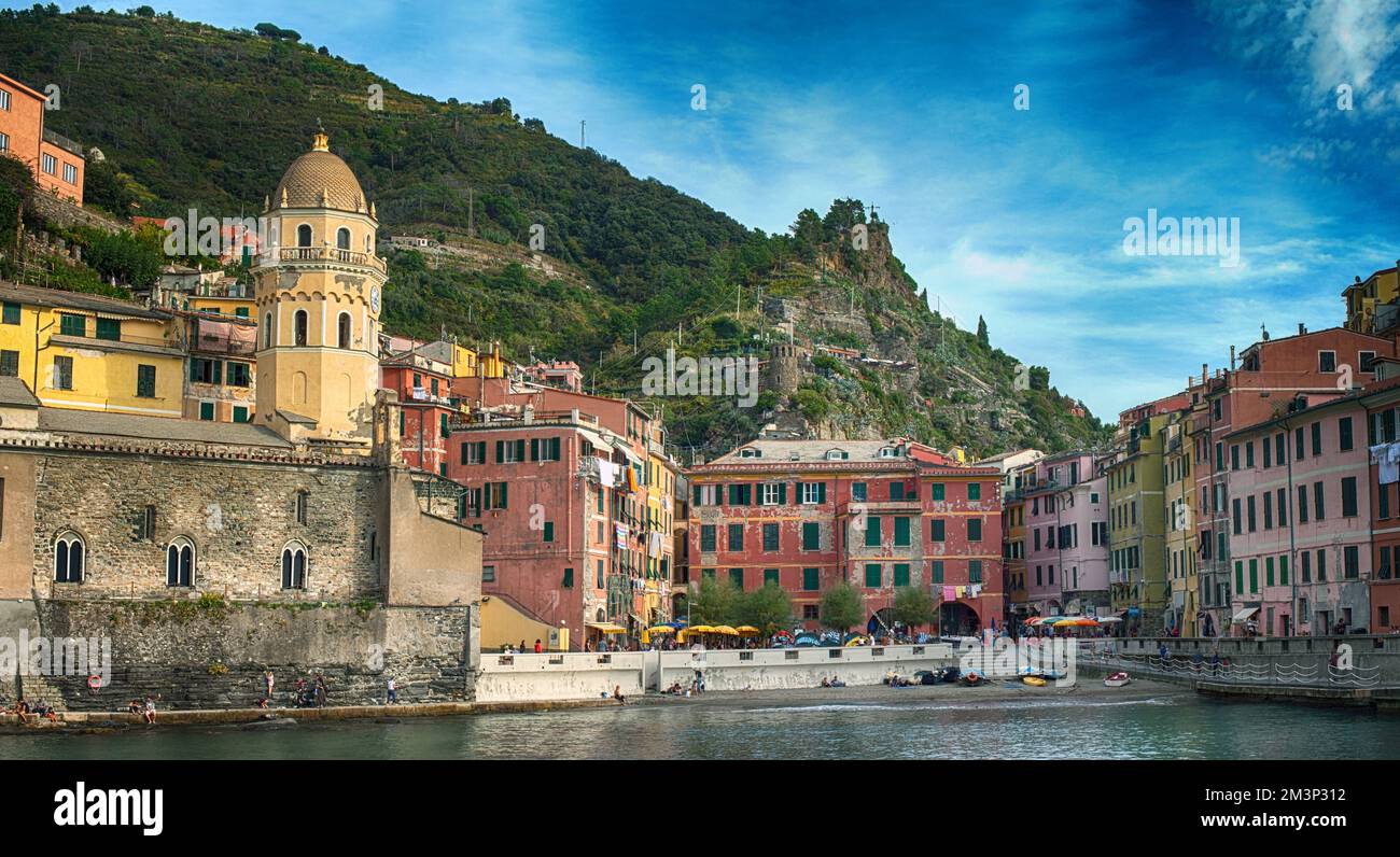 Farbenfrohe Häuser und Hafen in Vernazza, Cinque Terre, Ligurien, Italien Stockfoto