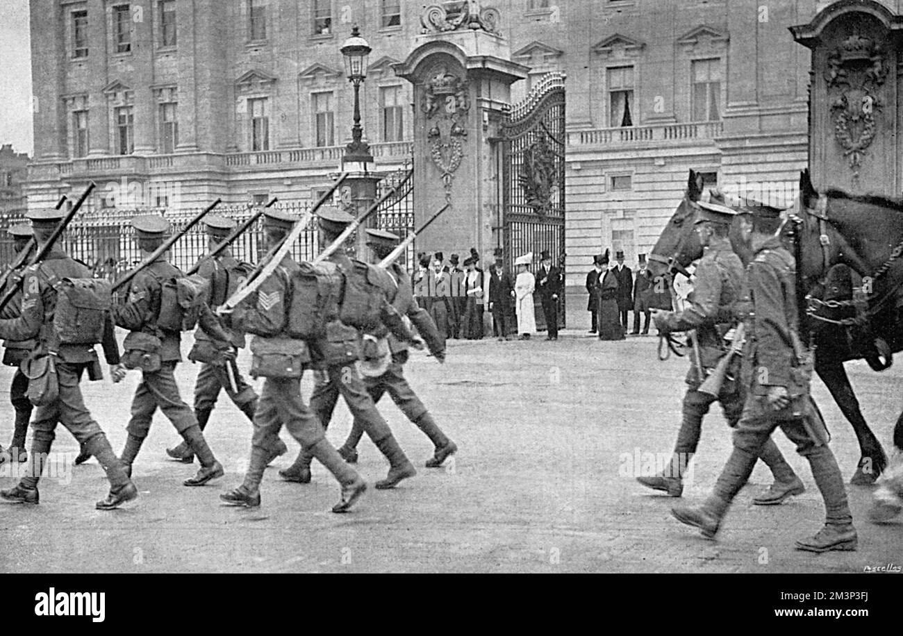 Die Grenadiergarde des 2.. Bataillons marschieren am Buckingham-Palast vorbei, gegrüßt von König George V., ihrem Oberst, und beobachtet von anderen Mitgliedern der königlichen Familie, darunter Königin Mary, Prinzessin Mary und Prinz von Wales, die am folgenden Tag dem 1.. Bataillon der Grenadier als zweiter Leutnant beitraten. 9. August 1914 Stockfoto