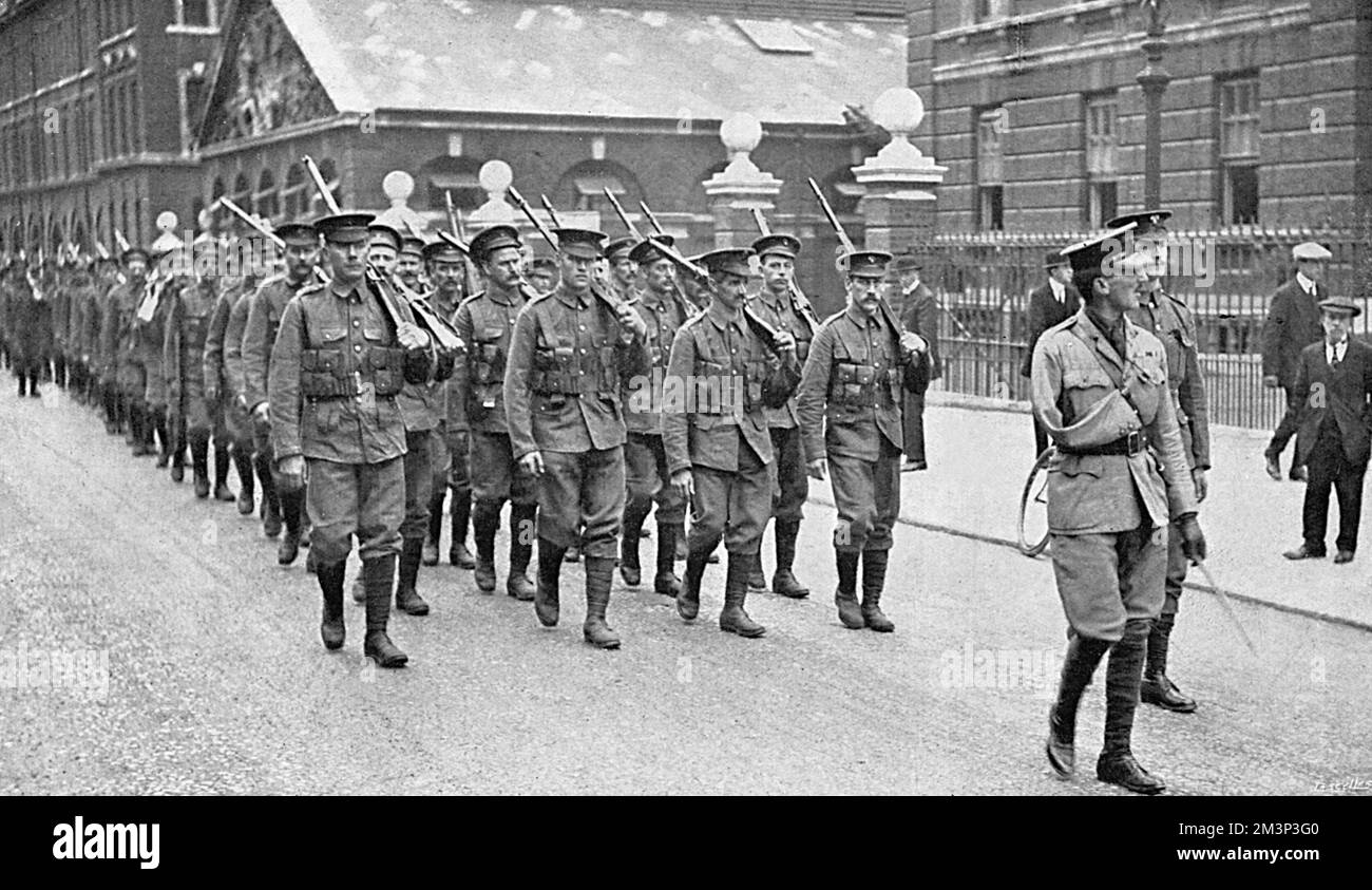 Die Grenadiergarde des 2.. Bataillons marschieren in ihrem Wahlkampf durch London. Sie werden von Major Edward Henry Trotter (1872-1916) angeführt, der während des Zweiten Böhlerkrieges einen Arm verloren hatte. Ende August 1914 hatte Trotter das Kommando über das 18.. Bataillon, das des Königs (Liverpool Regiment), übernommen. Im Juli 1916 verlor er an der Front, als Deutschland die Somme bombardierte. 9. August 1914 Stockfoto