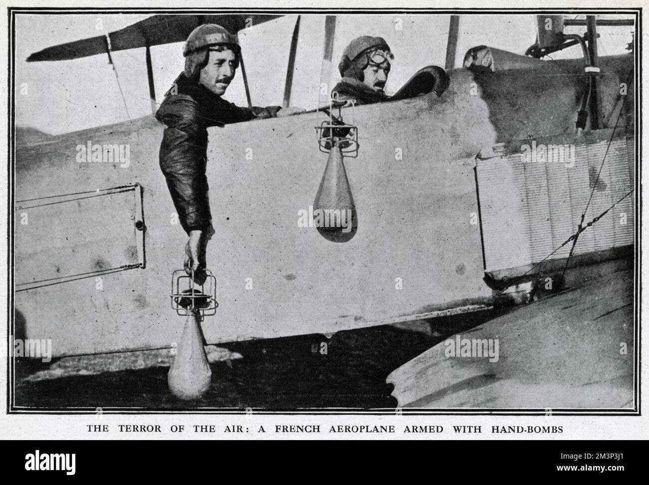 Zwei Flieger in einem französischen Flugzeug, mit Handbomben, die während des Ersten Weltkriegs über feindlichem Territorium abgeworfen werden können. Datum: August 1914 Stockfoto