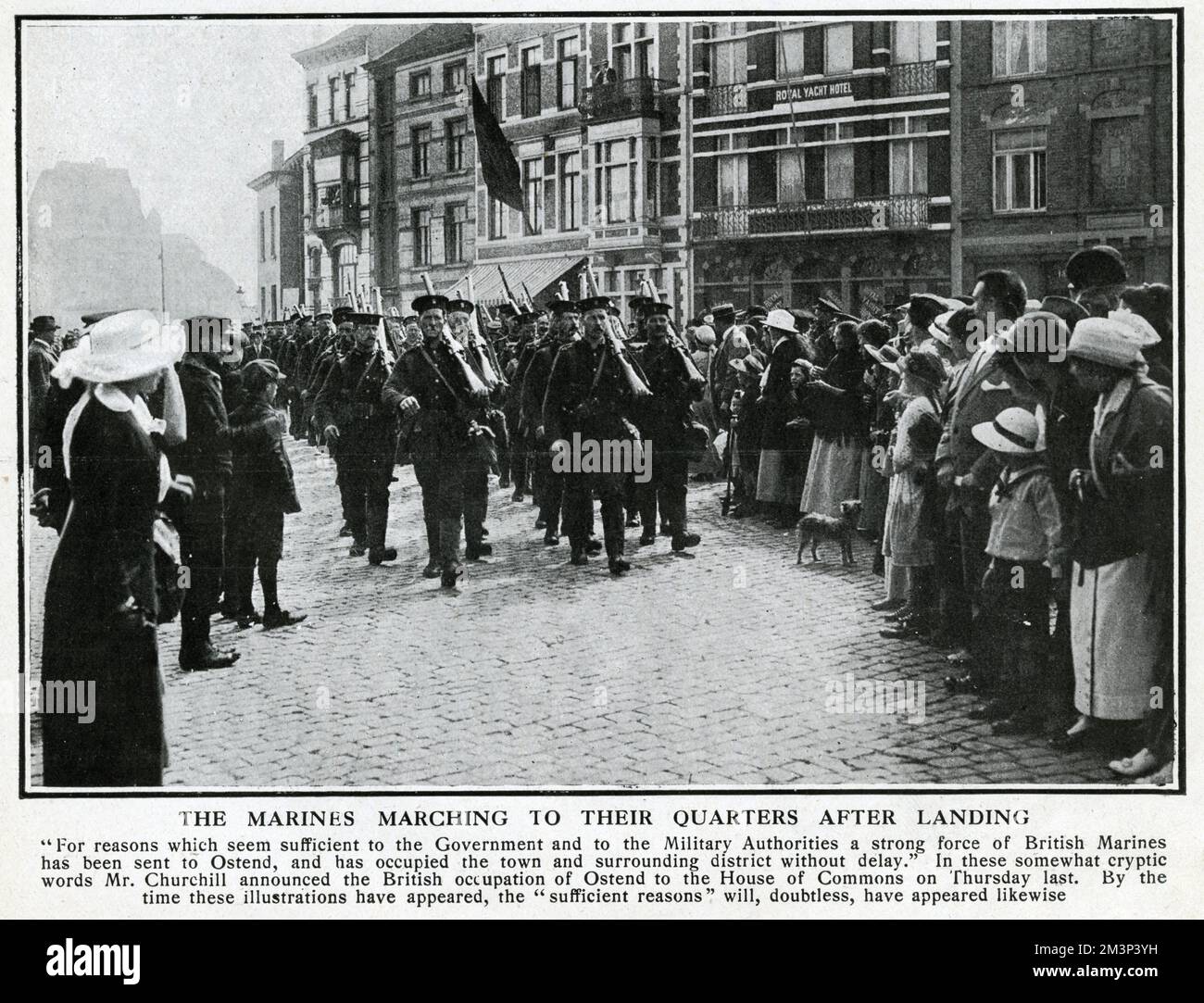 Die britischen Royal Marines marschieren bei ihrer Ankunft in Ostende, Belgien, zu Beginn des Ersten Weltkriegs entlang einer Straße. Sie werden von den Einheimischen beobachtet, wenn sie sich auf den Weg zu ihren Quartieren machen. Datum: 1914 Stockfoto