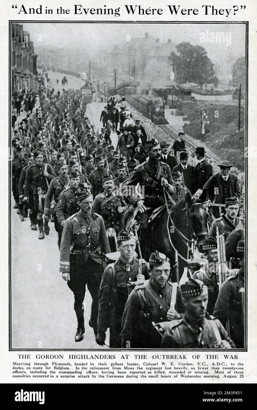 Männer der Gordon Highlanders marschieren durch Plymouth, mit Oberst W E Gordon auf dem Pferderücken, und Zivilisten folgen ihnen auf beiden Seiten, in den frühen Tagen des Ersten Weltkriegs. Sie waren auf dem Weg zu den Docks, auf dem Weg nach Belgien. Leider waren viele von ihnen später während des Rückzugs aus Mons verloren, während eines überraschenden deutschen Angriffs in den frühen Morgenstunden des 25. August. Datum: 1914 Stockfoto