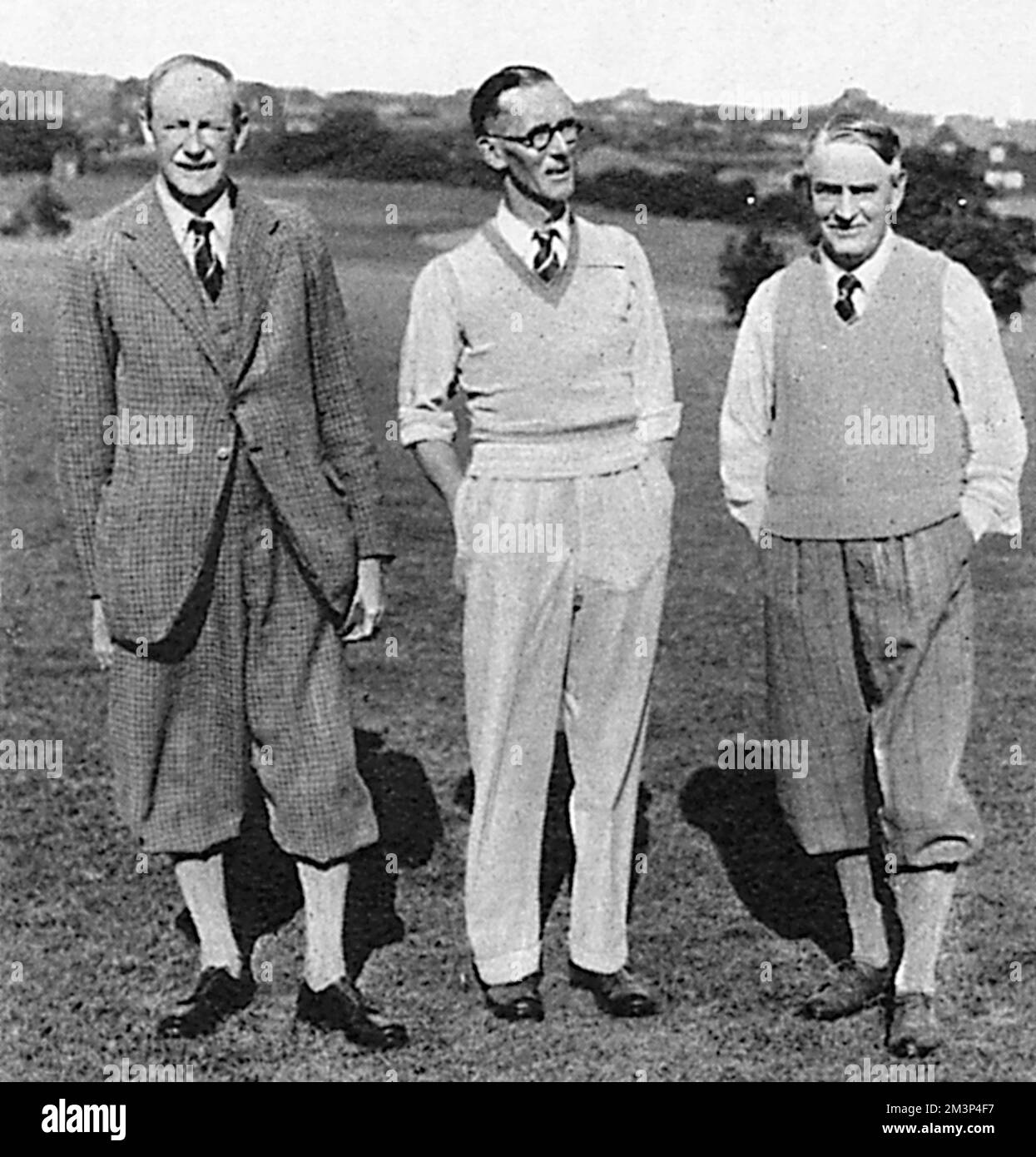 Drei Mitglieder des Woodcote Park Golf Club, Coulsdon, Surrey. Von links nach rechts, E.A.R. Burden (Sekretär und Ex-Kapitän), Graham Carr (Kapitän) und Richard Gibson (Ex-Kapitän) Datum: 1935 Stockfoto