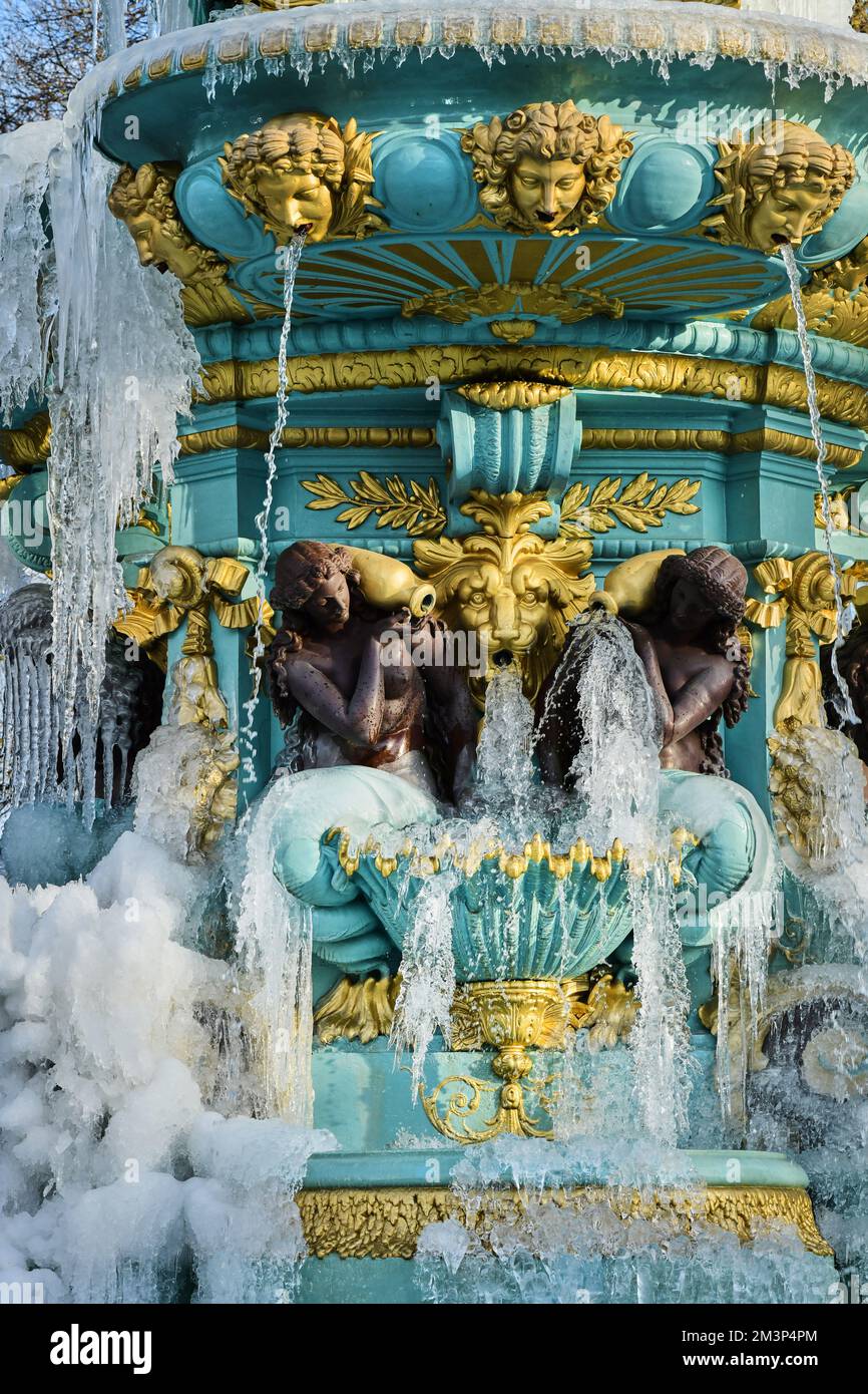 Edinburgh Scotland, Vereinigtes Königreich, 16. Dezember 2022. WETTER;Großbritannien, Ross Fountain in Princes Street Garden bedeckt mit Eis nach mehreren Tagen mit Frost.slot/alamy Live News Stockfoto