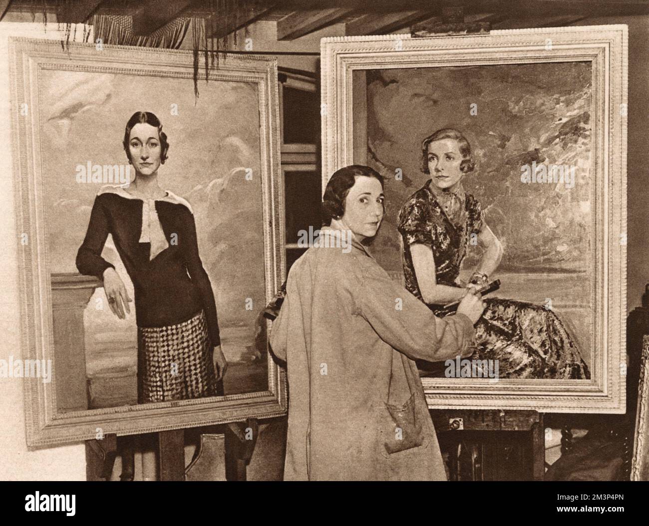 Mrs. R. C. Anderson, amerikanische Künstlerin, die unter dem Namen M. Baynon Copeland malte, in ihrem Studio bei der Arbeit an einem Porträt von Lady Louis Mountbatten. Ein Porträt von Mrs. Wallis Simpson, später Herzogin von Windsor, ist links zu sehen. Die Herzogin war eine Freundin des Künstlers. Datum: 1937 Stockfoto
