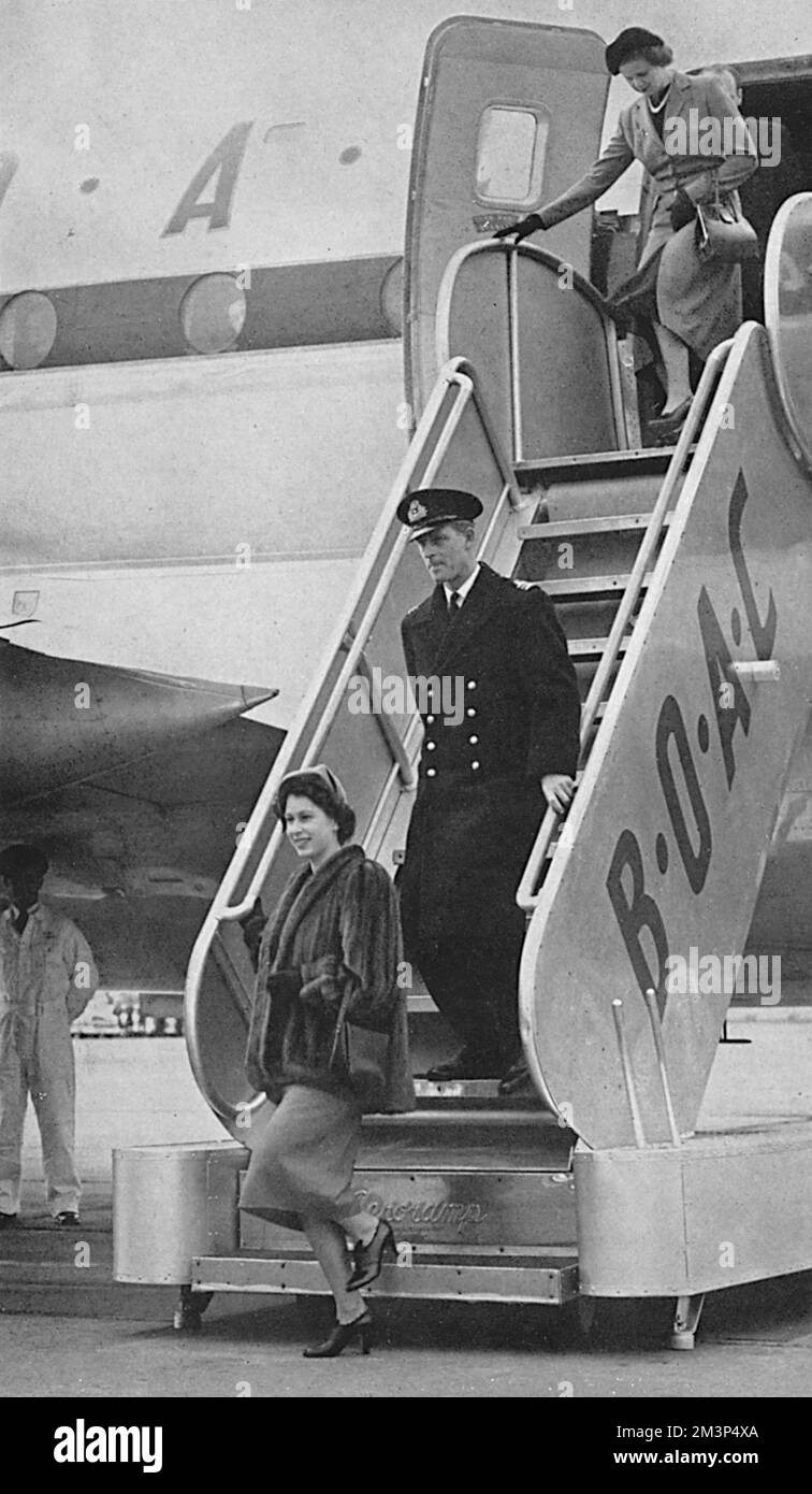 In Montreal kommen Prinzessin Elizabeth und Prinz Philip die Gangway des Stratokruiser-Flugzeugs entlang, mit dem sie gerade über den Atlantik geflogen sind. Sie waren am Anfang einer ausgedehnten Rundreise durch Kanada. Datum: Oktober 1951 Stockfoto
