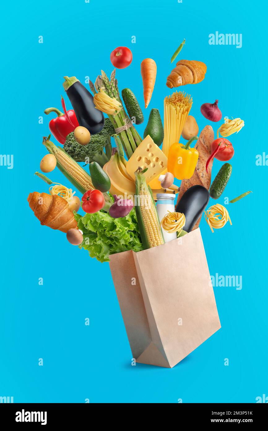 Packung mit schwebenden Produkten auf blauem Hintergrund Stockfoto