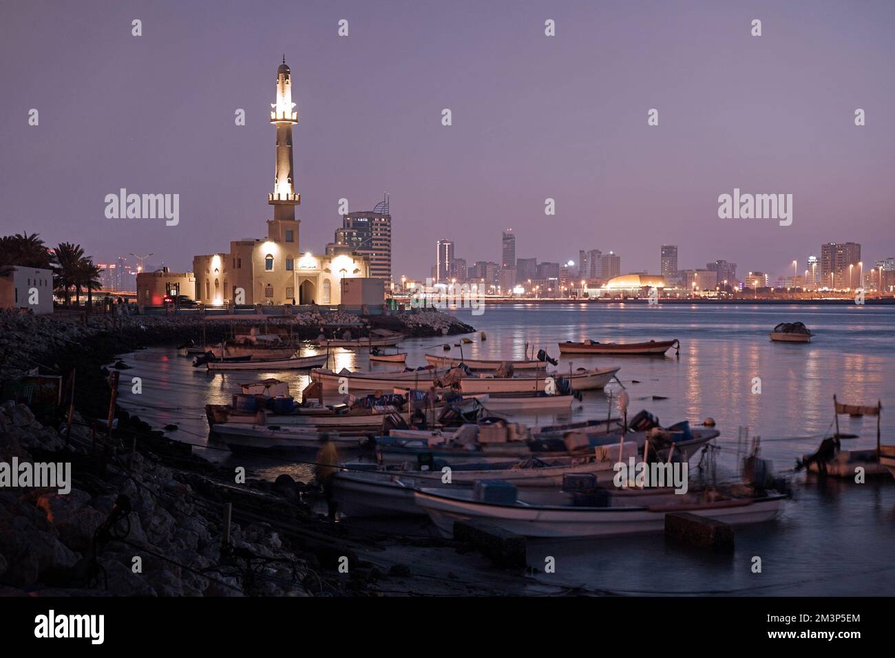 Hanan Kanoo Moschee und Bahrain Skyline, Al Ghous Highway, Muharraq, Bahrain Stockfoto