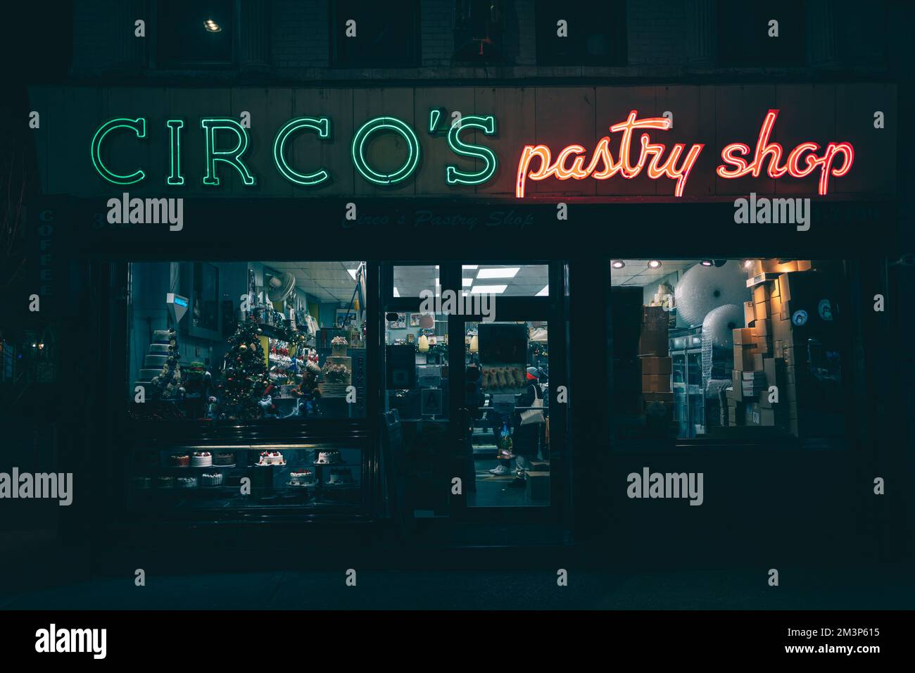 Circos Pastry Shop Vintage Neonschild bei Nacht, Brooklyn, New York Stockfoto