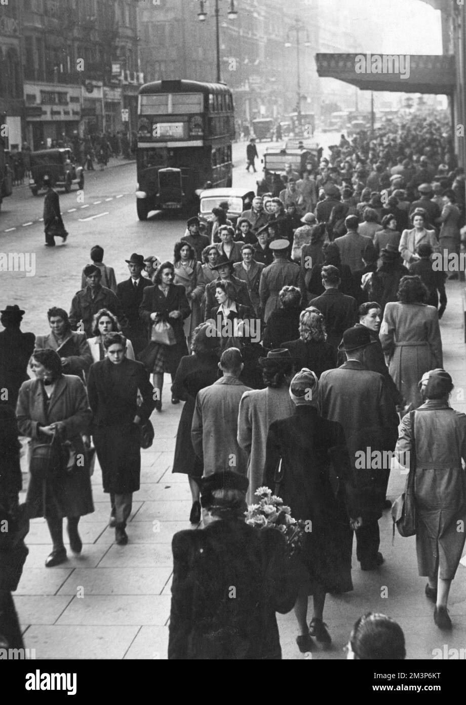 Im Dezember 1944 erwarten euch in der Oxford Street viele Besucher Weihnachtsgeschenke. Der Eingang zum Kaufhaus Selfridges ist im Hintergrund zu sehen. Datum: 1944 Stockfoto