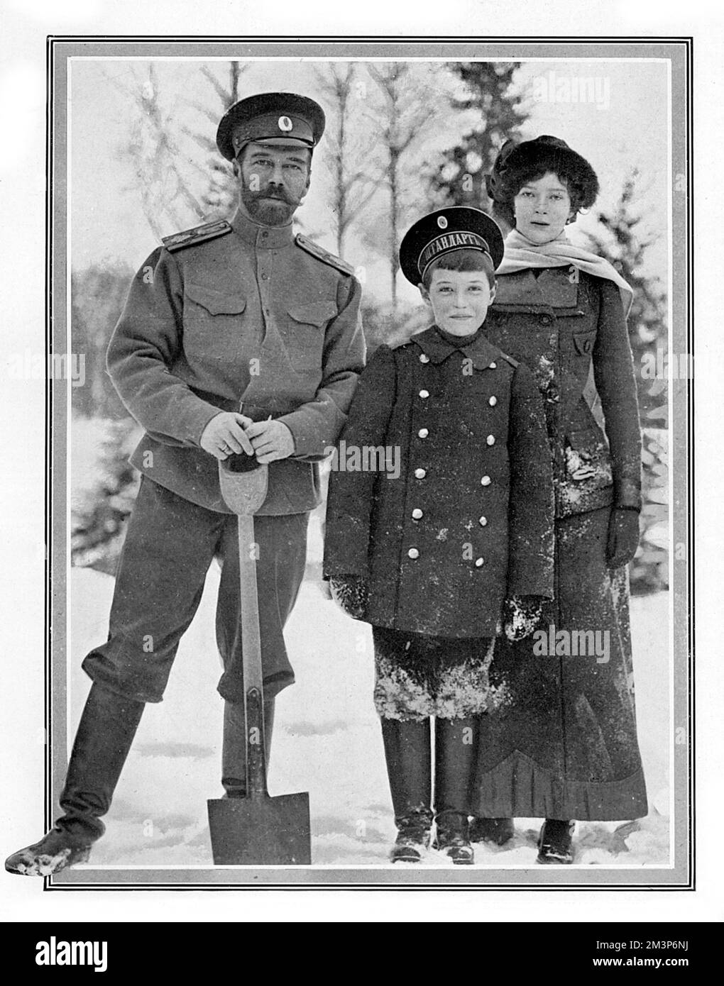 Zar Nicholas II. Von Russland wurde mit zwei seiner Kinder, der Großherzogin Tatiana und Alexei, dem Zarewitsch, fotografiert und baute eine Festung aus Schnee auf dem Gelände des Kaiserpalastes in Tsarskoye Selo in Petrograd. 1915 Stockfoto