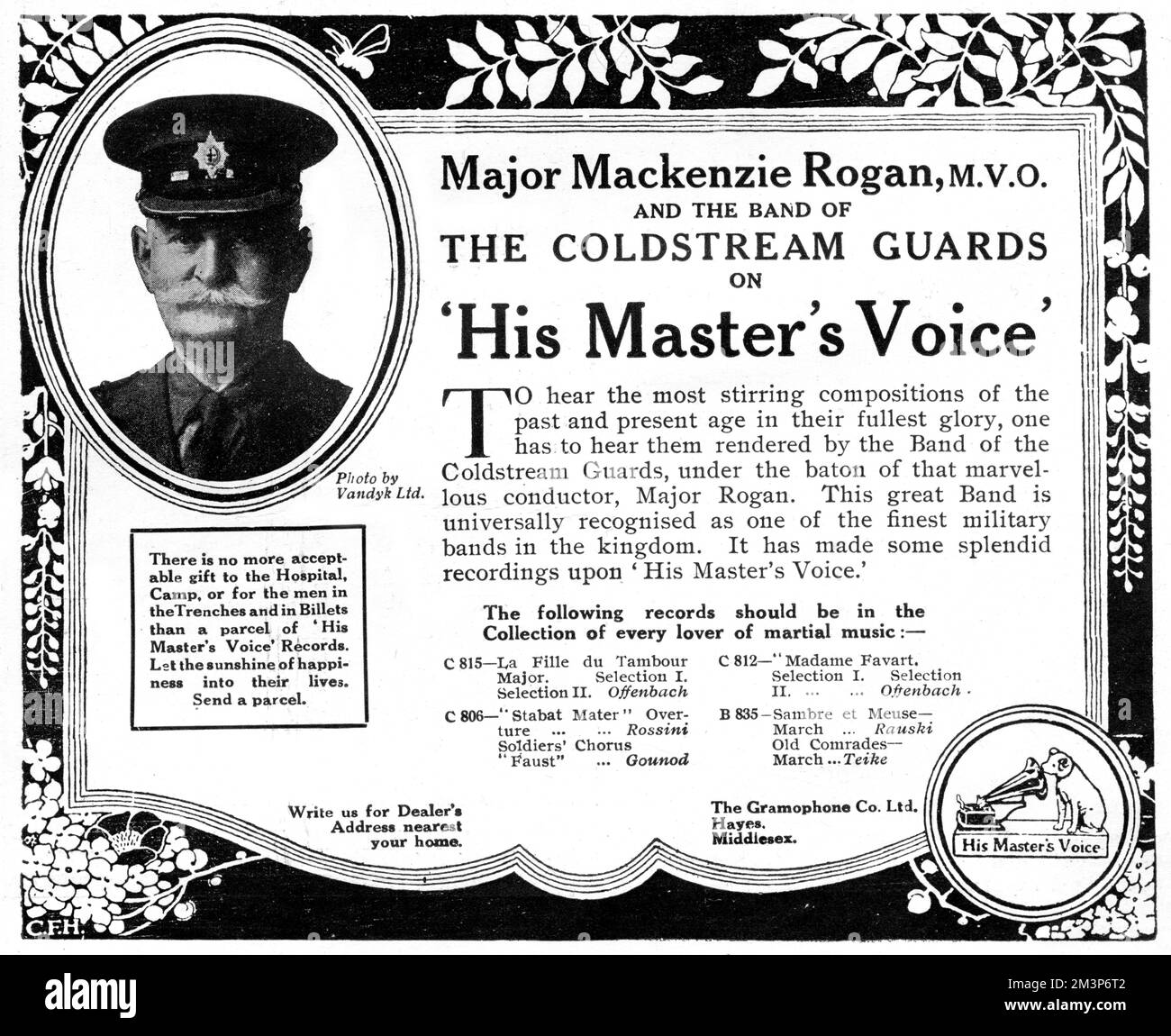 Werbung für eine Aufnahme auf seinem Master's Voice-Label während des Ersten Weltkriegs von Major Mackenzie Rogan und der Band der Coldstream Guards, die „die aufregendste Komposition der Vergangenheit und Gegenwart in ihrer vollen Pracht“ spielte. Der Werbespot legt nahe, dass die Musik ein akzeptables Geschenk für Soldaten im Krankenhaus, im Lager, in den Schützengräben und in Klößchen ist und „ein wenig Sonnenschein des Glücks in ihr Leben bringen wird“. Datum: 1918 Stockfoto