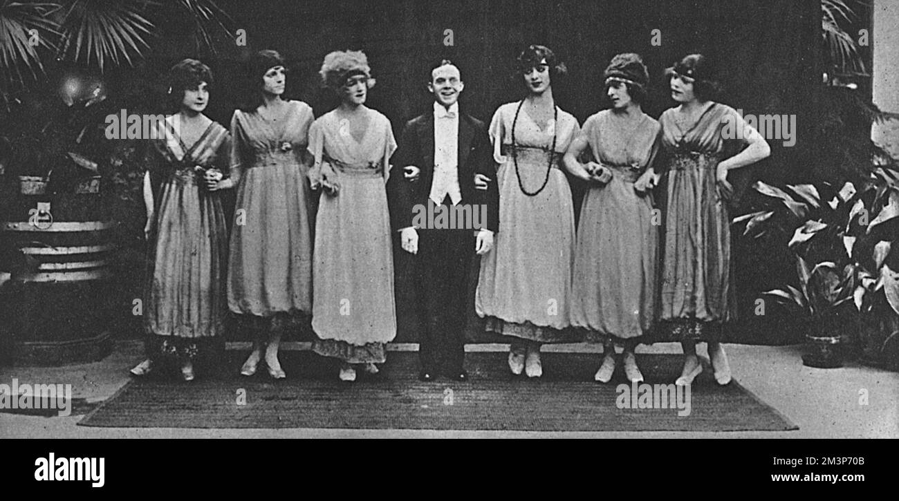 Les Rouges et Noirs, die Konzerttgruppe der Ersten Armee, wurde 1919 mit dem Manager, Captain Makeham, im Savoy Theatre fotografiert. Die Konzertparty der ersten Armee hieß Les Rouge et Noirs nach dem rot-schwarzen Schild der Einheit (ein schwarzer Streifen zwischen zwei roten Streifen). Das Ende des Krieges fand sie in der Gegend von Valenciennes, wo die nach dem Waffenstillstand im Stadttheater weiter auftraten. Die Besetzung wurde durch den Frühling demobiert und als Splittertruppe in England in My 1919 reformiert, und begann eine bemerkenswerte Karriere, die zumindest bis zum Ausbruch von WW2 fortgesetzt wurde. Stockfoto