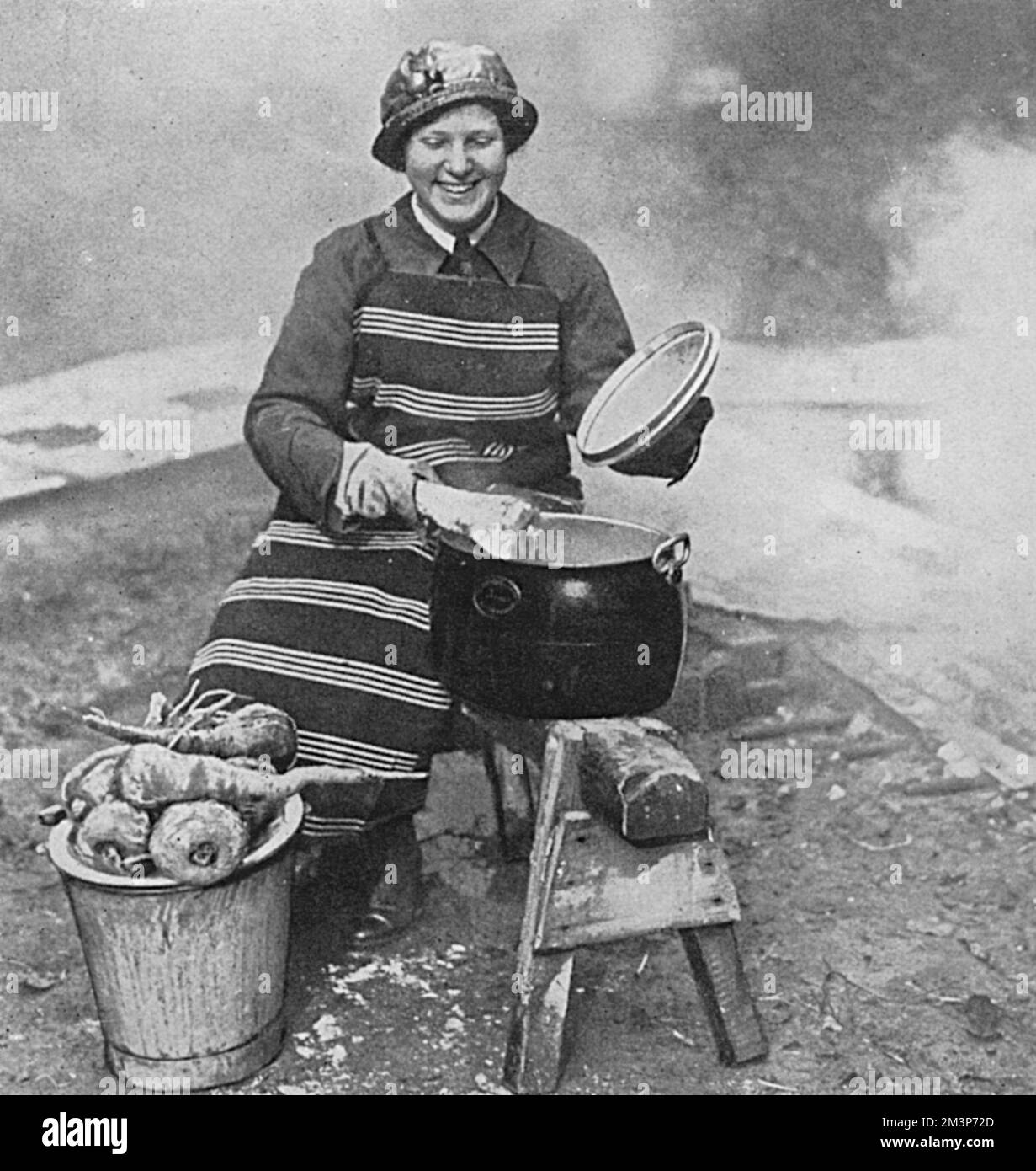 Kochunterricht in einem Graben - ein Sonderstück am King's College for Women, London, als Training für Krankenschwestern, die zur Front gehen. Datum: 1915 Stockfoto