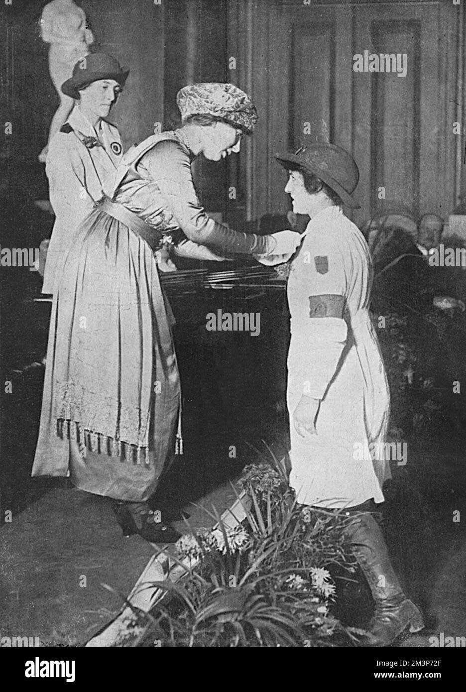 Prinzessin Mary überreichte im Dezember 1919 in der Draper's Hall Medaillen an Land Girls, bei ihrer letzten Kundgebung vor der Demobilisierung. Fünfundfünfzig Frauen wurden für Tapferkeit ausgezeichnet, während sie für Pferde, Kämpfe und Ähnliches verantwortlich waren. Auf dem Bild ist Miss Ascanio, die von der Prinzessin ausgezeichnet wird. Datum: 1919 Stockfoto