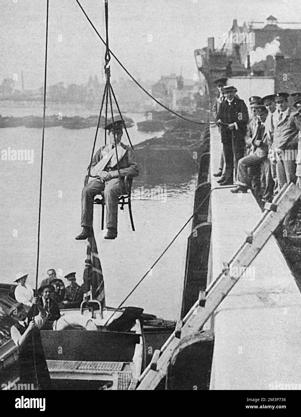 Verwundete Soldaten, die mit einem Kran abgesenkt wurden, 1. Weltkrieg Stockfoto