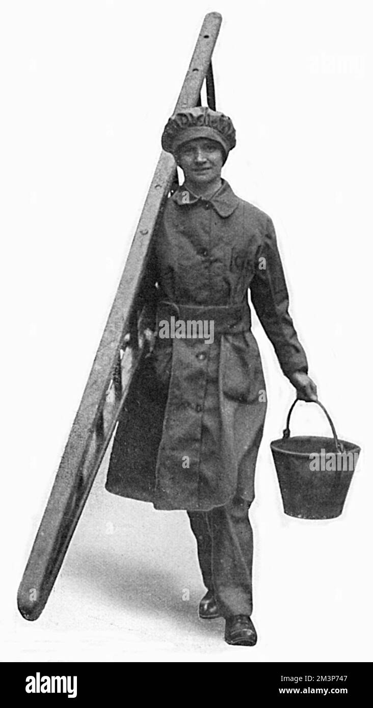 Eine Fensterputzerin in Khaki-Jacke und -Hose während des Ersten Weltkriegs. Datum: 1915 Stockfoto