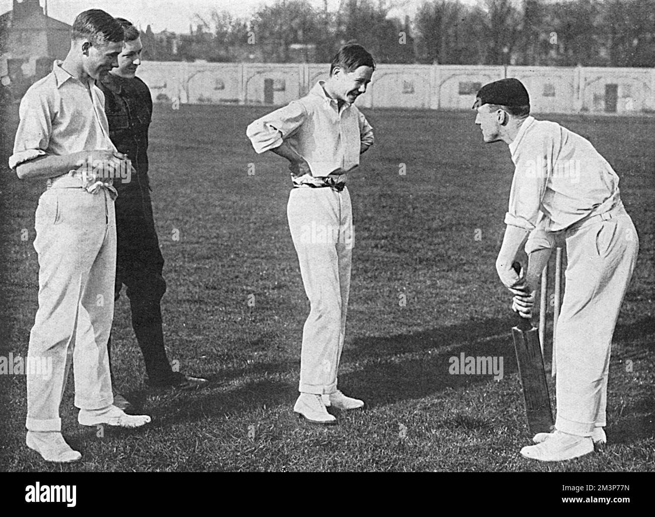 Der verwundete Cricketspieler H.W. Lee unterweist Jungs aus Westminster Stockfoto