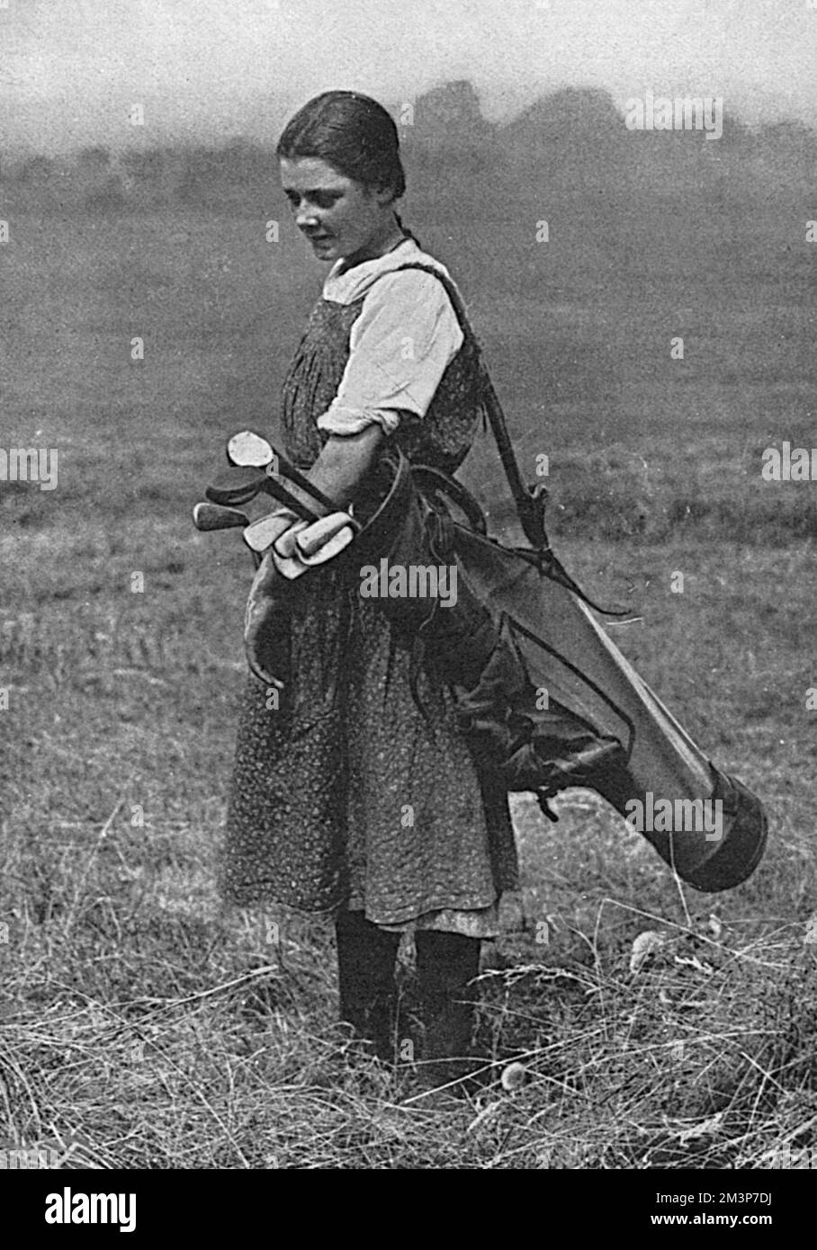 Ein Mädchen-Golf-Caddy auf dem Sandy Lodge-Golfplatz während des Ersten Weltkriegs. Datum: 1916 Stockfoto