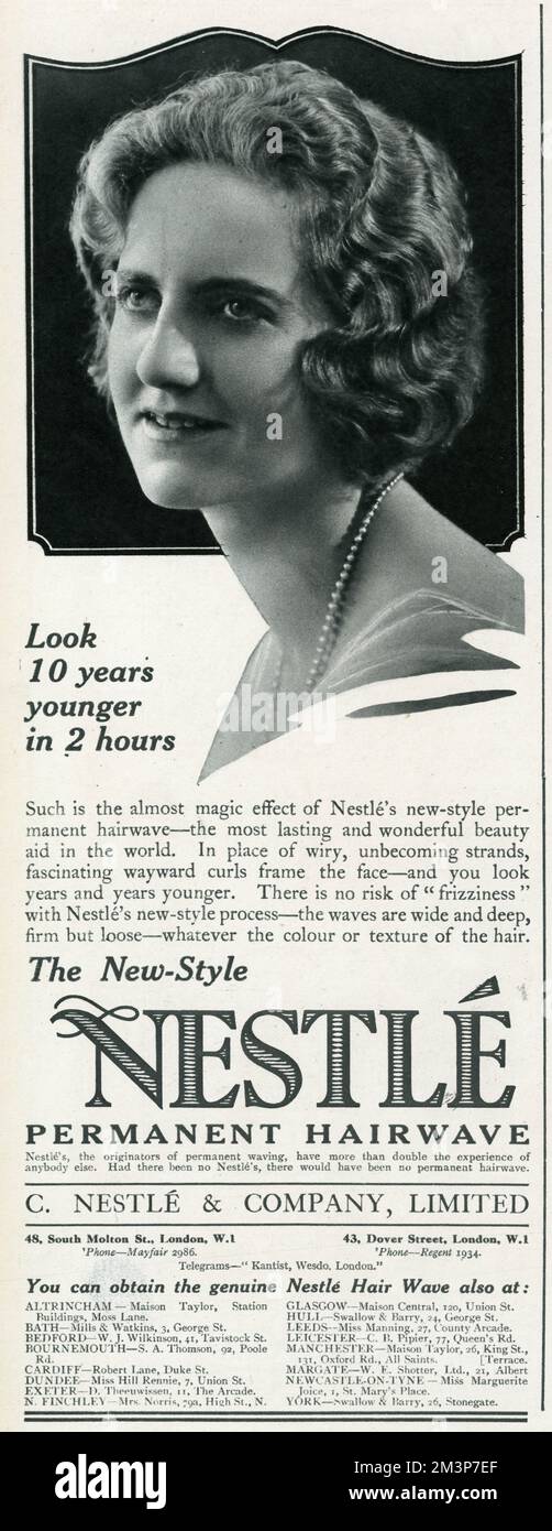 "10 Jahre jünger in 2 Stunden aussehen". Das ist der fast magische Effekt von Nestles neuartiger permanenter Haarwelle - der dauerhaftesten und wunderbarsten Schönheitshilfe der Welt. Anstelle von wirren, unansehnlichen Strähnen umsäumen faszinierende, abwegige Locken das Gesicht – und Sie sehen Jahre jünger aus. 1923 Stockfoto