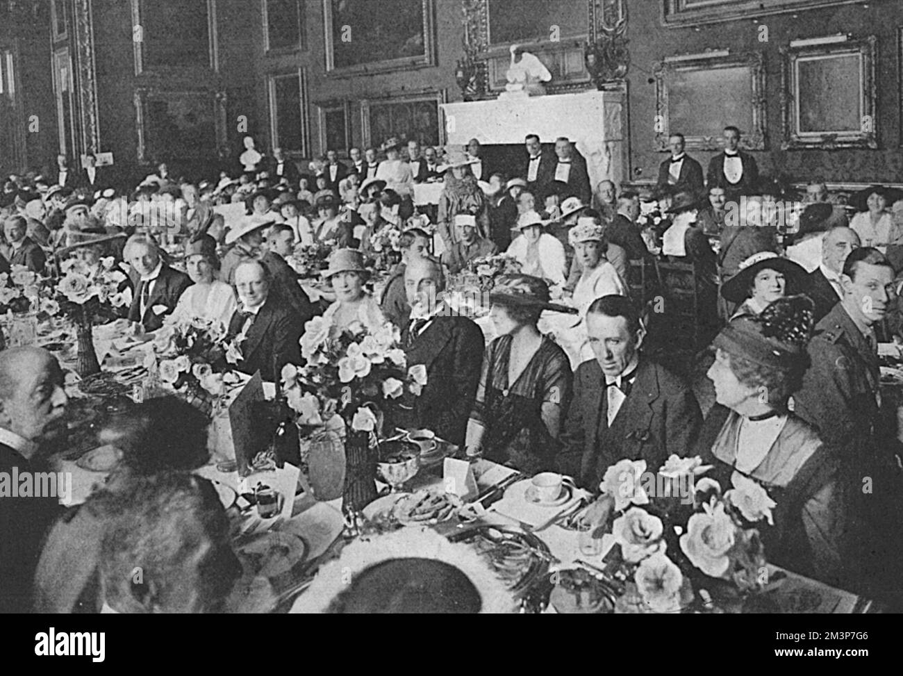 Das Souvenir Luncheon im Grosvenor House mit Hilfe des Three Arts war Fund, gefolgt von einem Gartenfest. Der Herzog von Westminster hat sein Haus für den Anlass geliehen, an dem Königin Alexandra und ein Großteil der Gesellschaft teilnahmen. Das Foto zeigt einen Blick auf einen der Speisesäle und den Tisch von Lady Paget. Zu den bekannten Persönlichkeiten gehören Herr Winston Churchill, der neben Lady Paget und Frau (Hazel) Lavery sitzt, sowie Herr Gerald de Maurier rechts von Frau Astor. Datum: 1916 Stockfoto