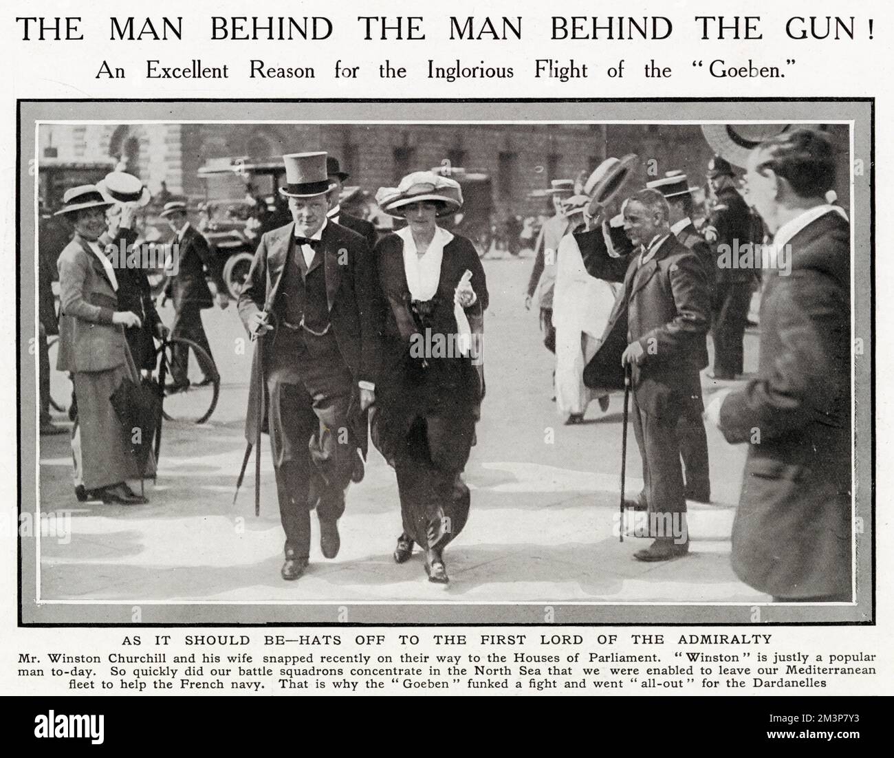 Winston Churchill, der erste Lord der Admiralität während der ersten beiden Jahre des Ersten Weltkriegs, fotografierte mit seiner Frau Clementine auf dem Weg in die Houses of Parliament, wobei Zuschauer ihre Hüte als Zeichen der Bewunderung hoben. Das war natürlich bevor er für seine Entscheidung über die verheerende Dardanelles-Kampagne im folgenden Jahr verantwortlich gemacht und angeprangert wurde. Stockfoto