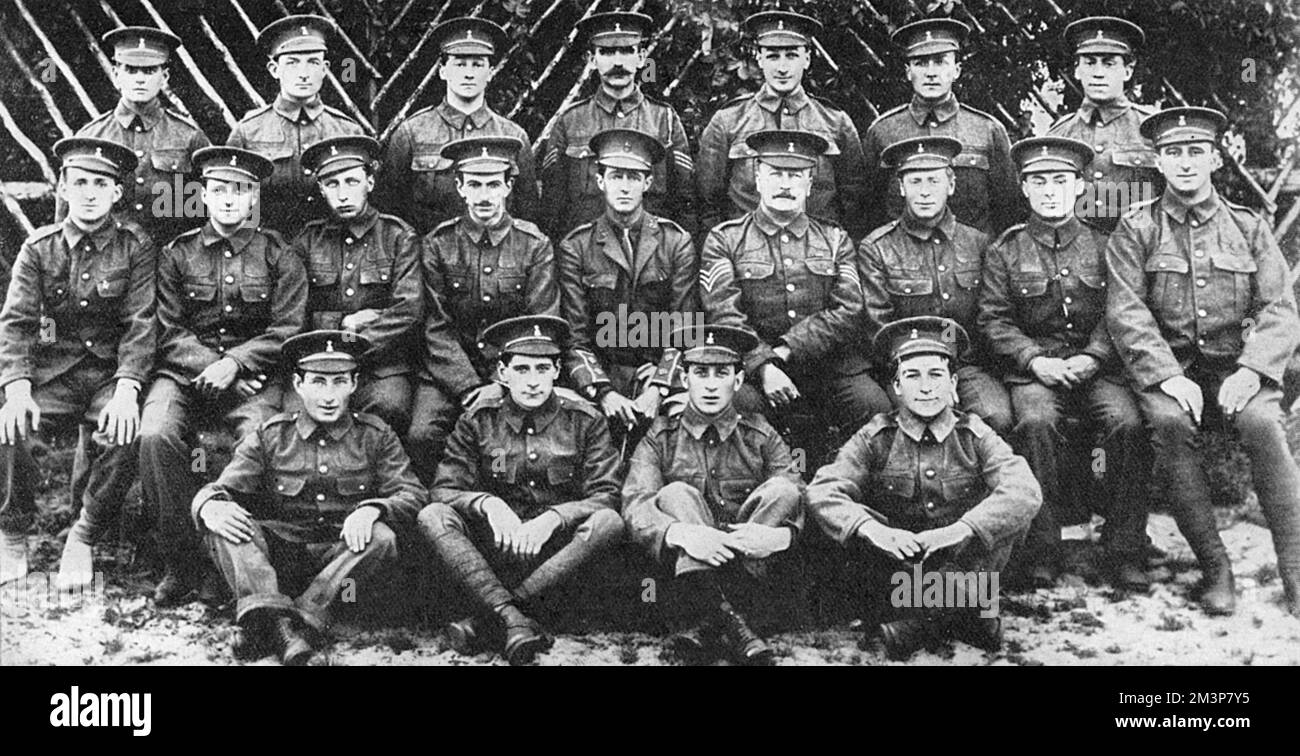 Führende Jockeys posieren für ein Foto, bevor sie 1914 als Soldaten der 19. Hussars zur Front aufbrechen. Von links nach rechts: - Oberste Reihe - R. Arbuthnot, N. Nutt, A. Arbuthnot, Sergeant K. Stewart, F. Tweed, C. Weston, Charles Lister, mittlere Reihe - G. Heasman, H. Davis, P. Roberts, Lord Torrington, Lieutenant P. P. Curtis, Sergeant J. Kinally, Percy Woodland, Tyrwhitt Drake, R. Morgan untere Reihe - F. Giles, J. McMaster, J. Bloomfield, G. Jones. Unter den Reitern, die hier abgebildet sind, wurde Herbert Tyrwhitt-Drake am 1915. März im Einsatz getötet und Percy Woodland, der die Gran gewonnen hatte Stockfoto