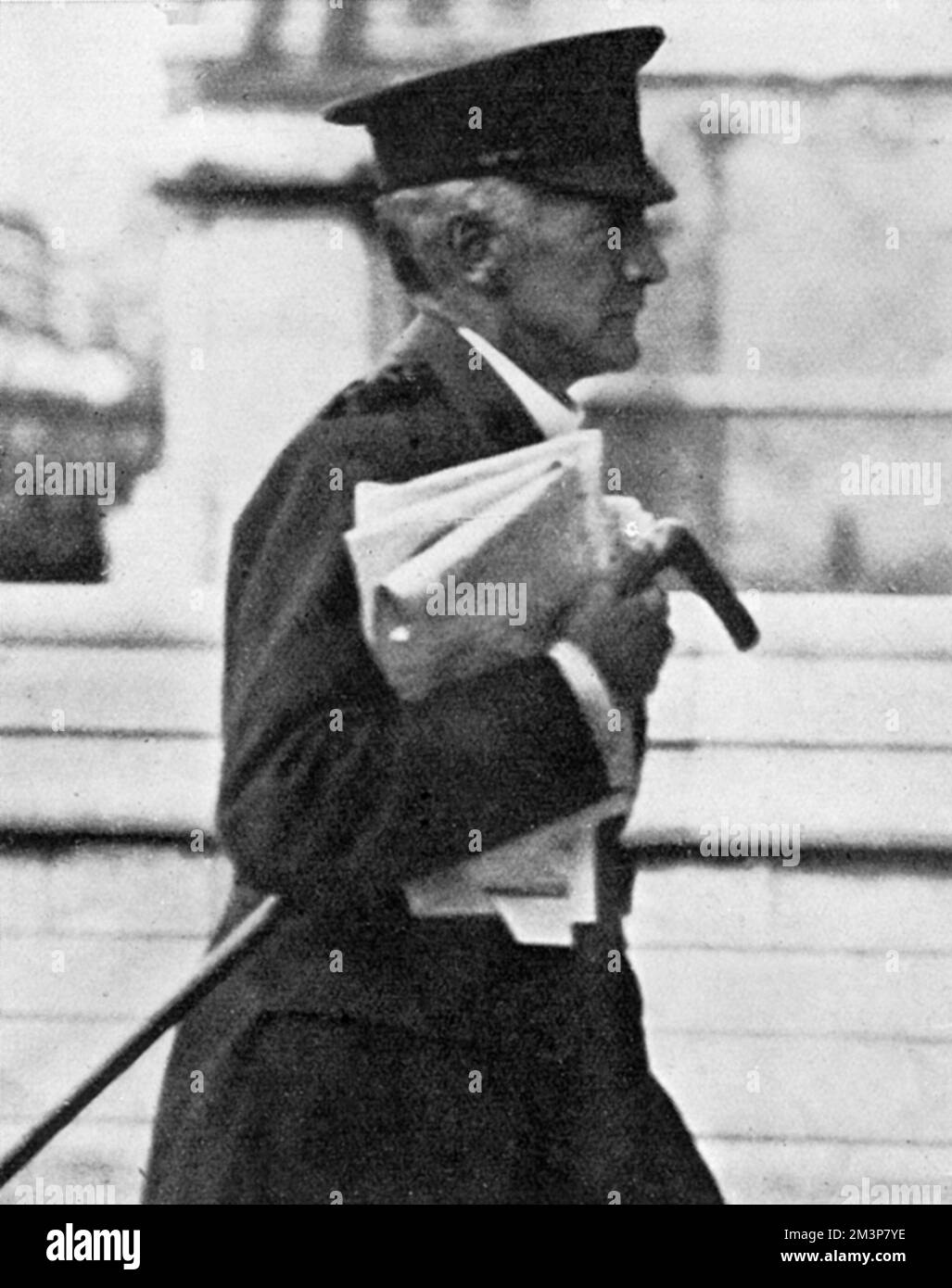 Arthur Foley Winnington-Ingram (18581946), Bischof von London, trägt die Uniform der Rifle Brigade, der er 1914 als Kaplan angehörte. Er war in den ersten Monaten des Ersten Weltkriegs ein effektiver und unermüdlicher Rekrutierer von Freiwilligen. 1915 besuchte er die Westfront, 1916 die Grand Fleet bei Rosyth und Scapa Flow und 1918 Salonica. Er glaubte fest an die gerechte Ursache des Krieges und sprach unermüdlich gegen deutsche Gräueltaten bis hin zu Xenophoba. Asquith kommentierte, dass Winnington-Ingramms Ansichten "oberflächlicher Jingoismus" seien. Das T Stockfoto