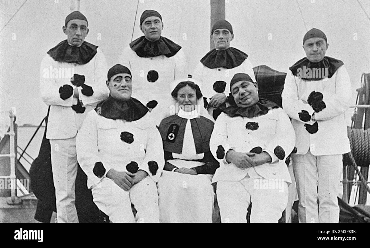 Ein Krankenhausschiff Pierrot zur Unterhaltung von Männern an Bord während des Ersten Weltkriegs. Von links nach rechts: Stehend - Chirurg R. H. Jolly, R.N.V.R., Chirurg J. R. H. Turton, Mr E. Wardrop (Purser), Chirurg W. Parker-Harrison, R.N.V. .R, sitzend - Chirurg E. R. SIRCOM, R.N.V.R., Krankenschwester M. Gubb (Begleitung), Mr A. W. Hunkin (Zweiter Offizier). Datum: 1917 Stockfoto