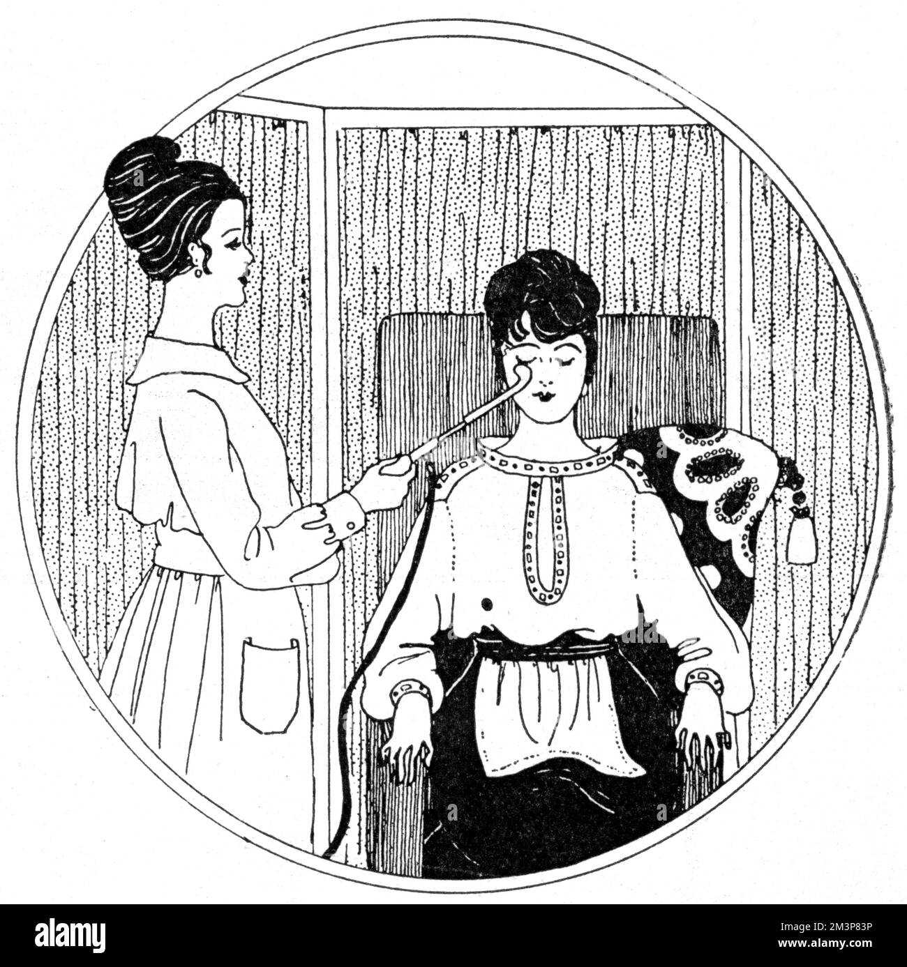 Die blaue Lichtbehandlung bei Madame Helena Rubinstein, um die Frau mit gefütterten und müde Augen zu verwandeln, während sie die Haut ernährt und Falten überwindet. Datum: 1917 Stockfoto