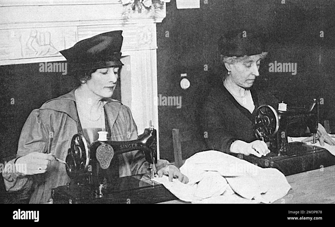 Gräfin Curzon und Prinzessin Helena Victoria machen Kleidung für sie Stockfoto