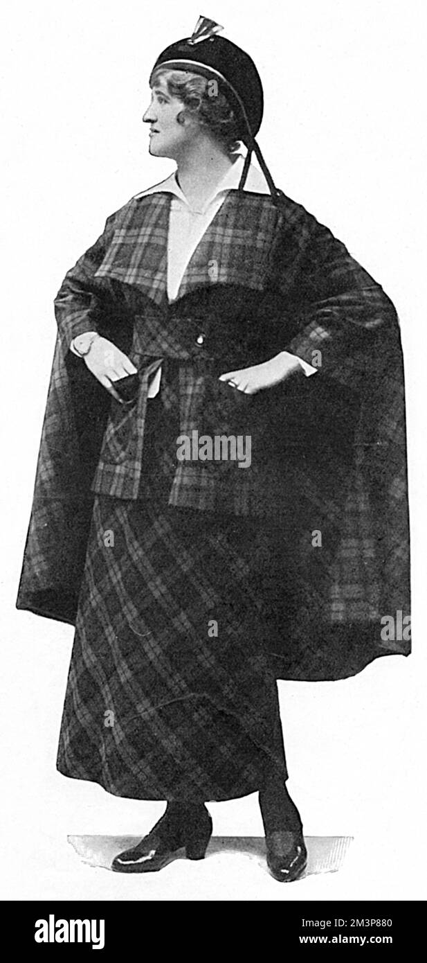 Ein markantes Outfit aus keltisch inspiriertem Karo- oder Schottenkaromaterial mit Mütze und Umhang von Maison Lewis und Maison Dolnillet, ein Stil, der laut Tatler im Herbst 1914 sowohl in Paris als auch in London beliebt sein wird. Datum: 1914 Stockfoto