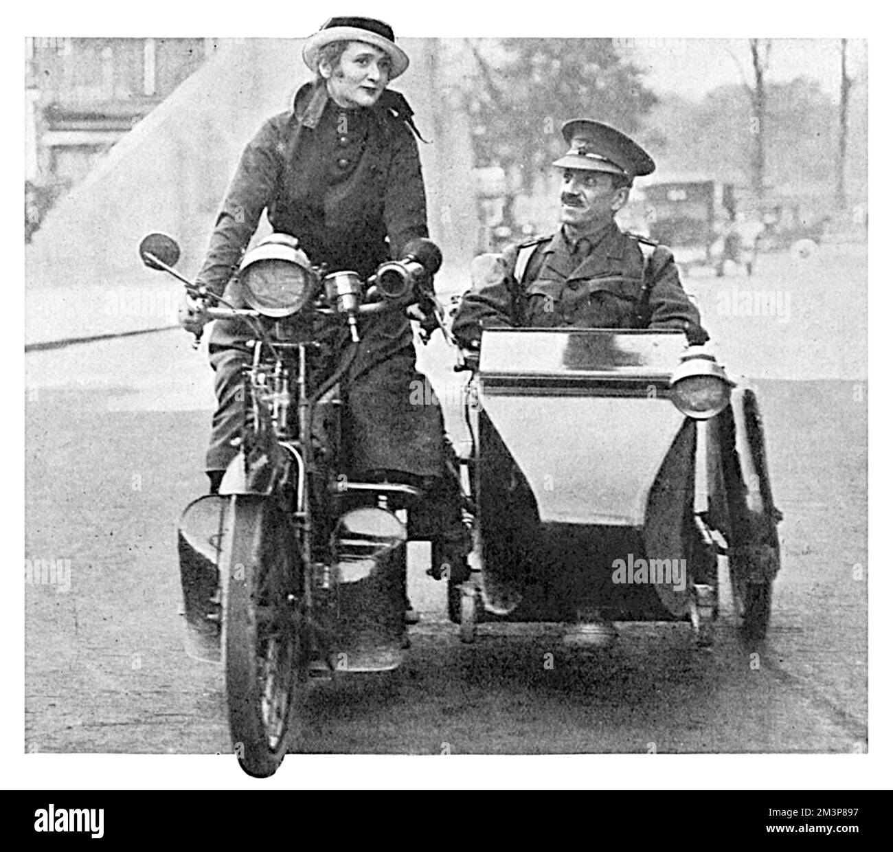 Gaby Deslys nimmt einen verwundeten Soldaten mit auf die motorradfahrt im 1. Weltkrieg Stockfoto