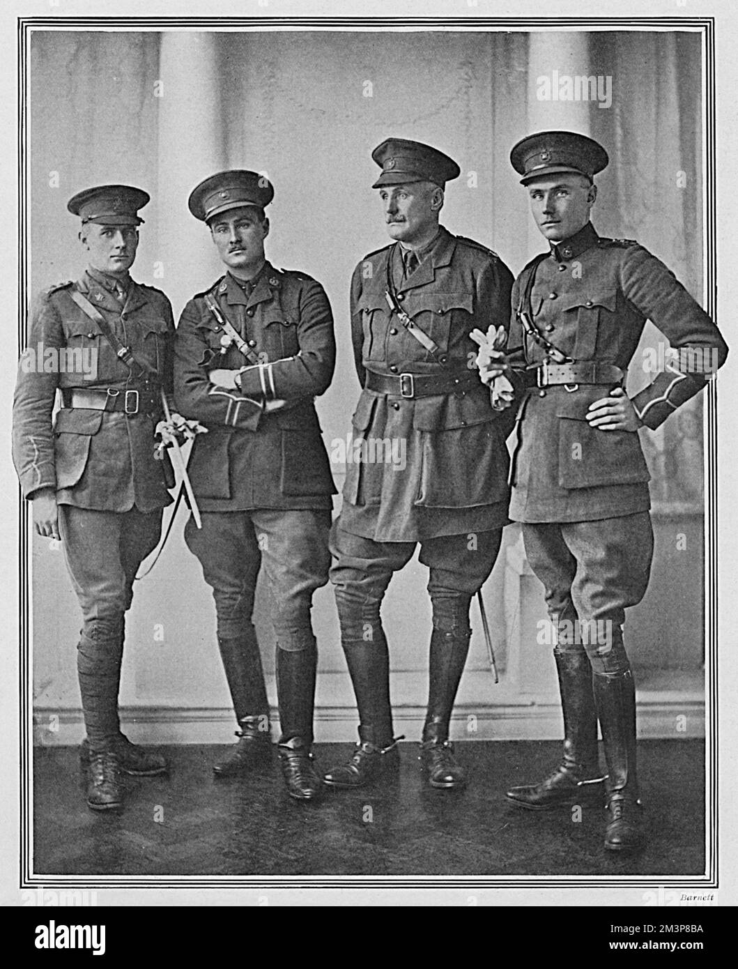 Ein kanadisches Kontingent, eine patriotische Familienfeier für die Front - Captain O. A. Critcheley, ein Kanadier mit einer großen Ranch in Alberta, der mit seinen drei Söhnen fotografiert wurde, die alle patriotisch nach Großbritannien gekommen waren, um im Ersten Weltkrieg zu dienen. Von links nach rechts sind Mr. W. R. Critchley, der eine Maschinengewehreinheit in einem Infanteriebataillon leitete, Captain A. C. Critchley, Captain O. A. Critchley und Mr. J. A. Critchley, alle von Strathcna's Horse. Captain A. C. Critchley und Mr. J. A. Critchley waren bei den kanadischen Stammkunden und spielten in ihrem Regimentalteam. Captain Alfred Cecil Critchley wen Stockfoto