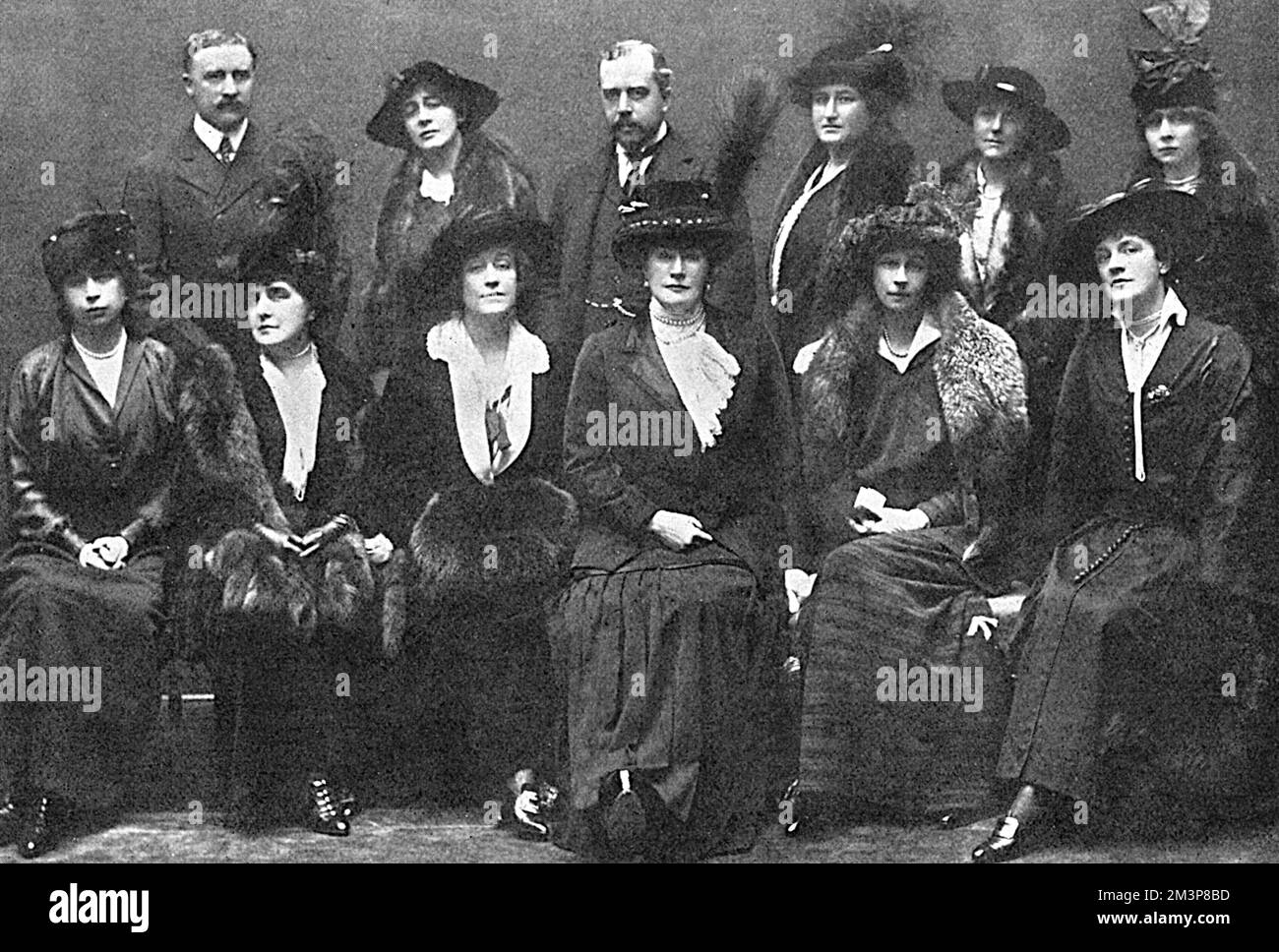 Das Exekutivkomitee des American Women's war Relief Fund, bestehend aus prominenten und wohlhabenden amerikanischen Mitgliedern der britischen Gesellschaft. Von links nach rechts sitzen Mrs. Lewis Harcourt, Lady Randolph Churchill, Mrs. John Astor, Lady Paget, Die Herzogin von Marlborough und Lady Lowther. Stand sind Mr. E. Paris Singer, Mrs. Bryan Owen, Mr. Walter Burns, Lady Henry, Mrs. Robert Strawbridge, Frau Walter Burns. Datum: 1914 Stockfoto