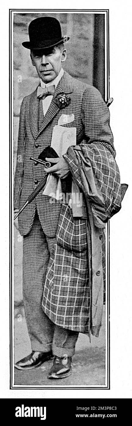Fotografisches Porträt von Sir Arthur Quiller-Couch, dem englischen Schriftsteller, das während des Ersten Weltkriegs zu sehen war, als er aktiv für die britische Armee rekrutierte. Arthur war Professor für englische Literatur an der Universität Cambridge und Schöpfer einer Reihe humorvoller Romane mit kornischem Hintergrund, geschrieben unter dem Pseudonym „Q“. Datum: 1914 Stockfoto