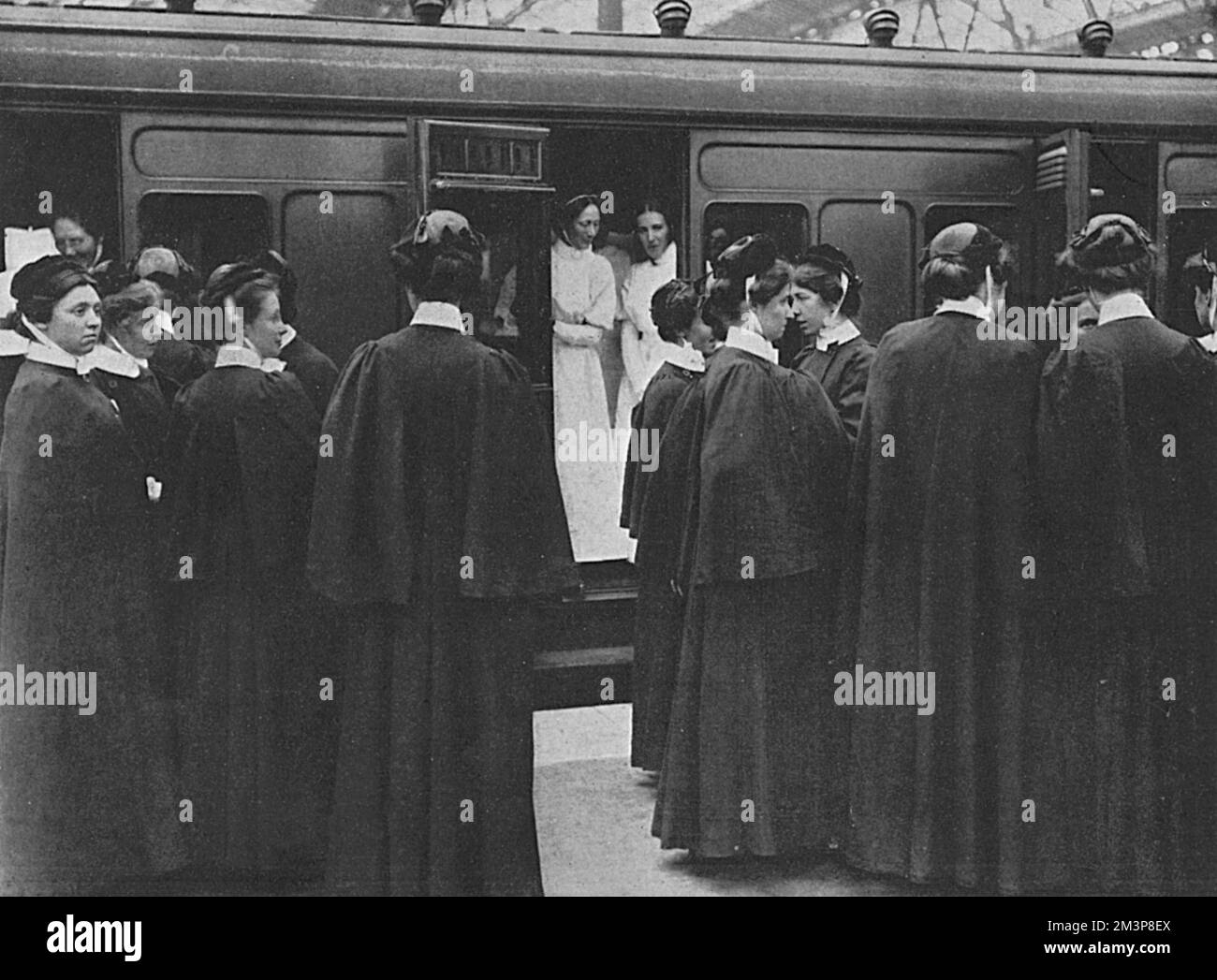 Krankenhauskrankenschwestern, die während des Ersten Weltkriegs einen Zug nach Portsmouth besteigen Stockfoto