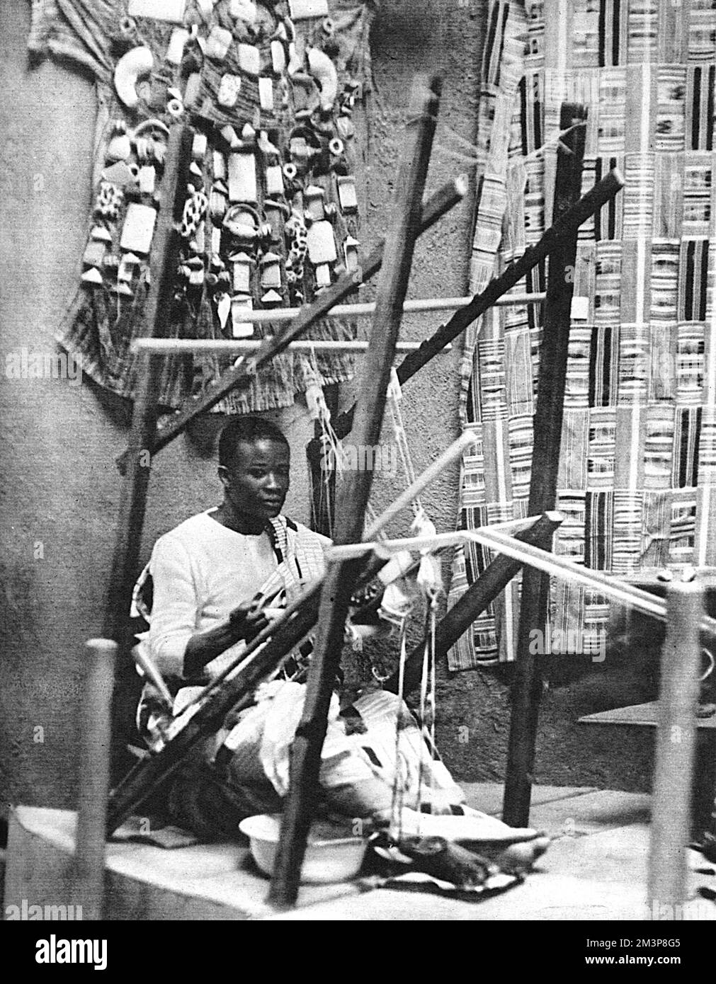 Ein Ashanti, das Seidentuch webt Stockfoto