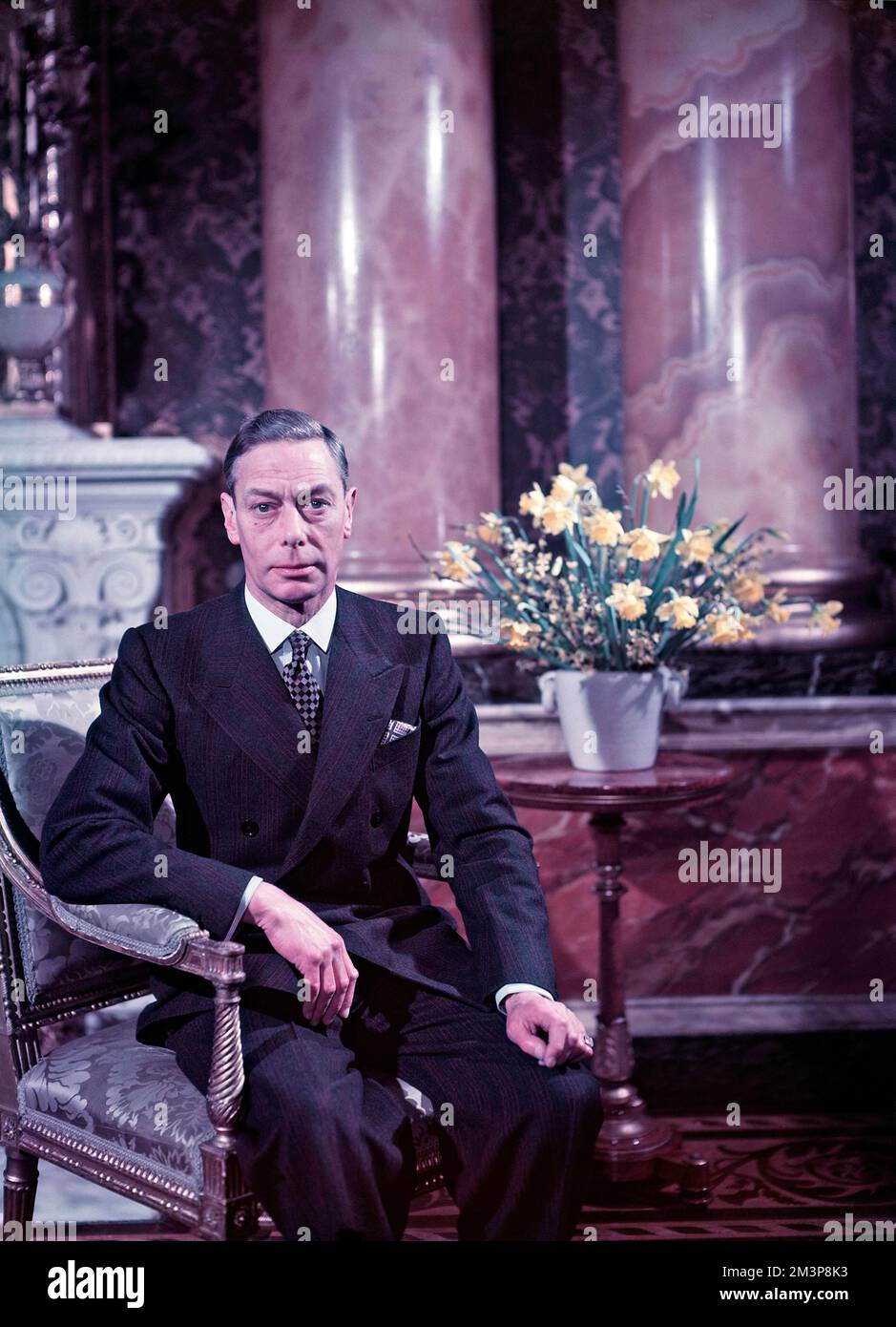 König George VI. (1895-1952), König des Vereinigten Königreichs (1936-1952), der in seinem späteren Leben neben einer Vase aus Narzissen saß Datum: Ca. Ende 1940er Stockfoto